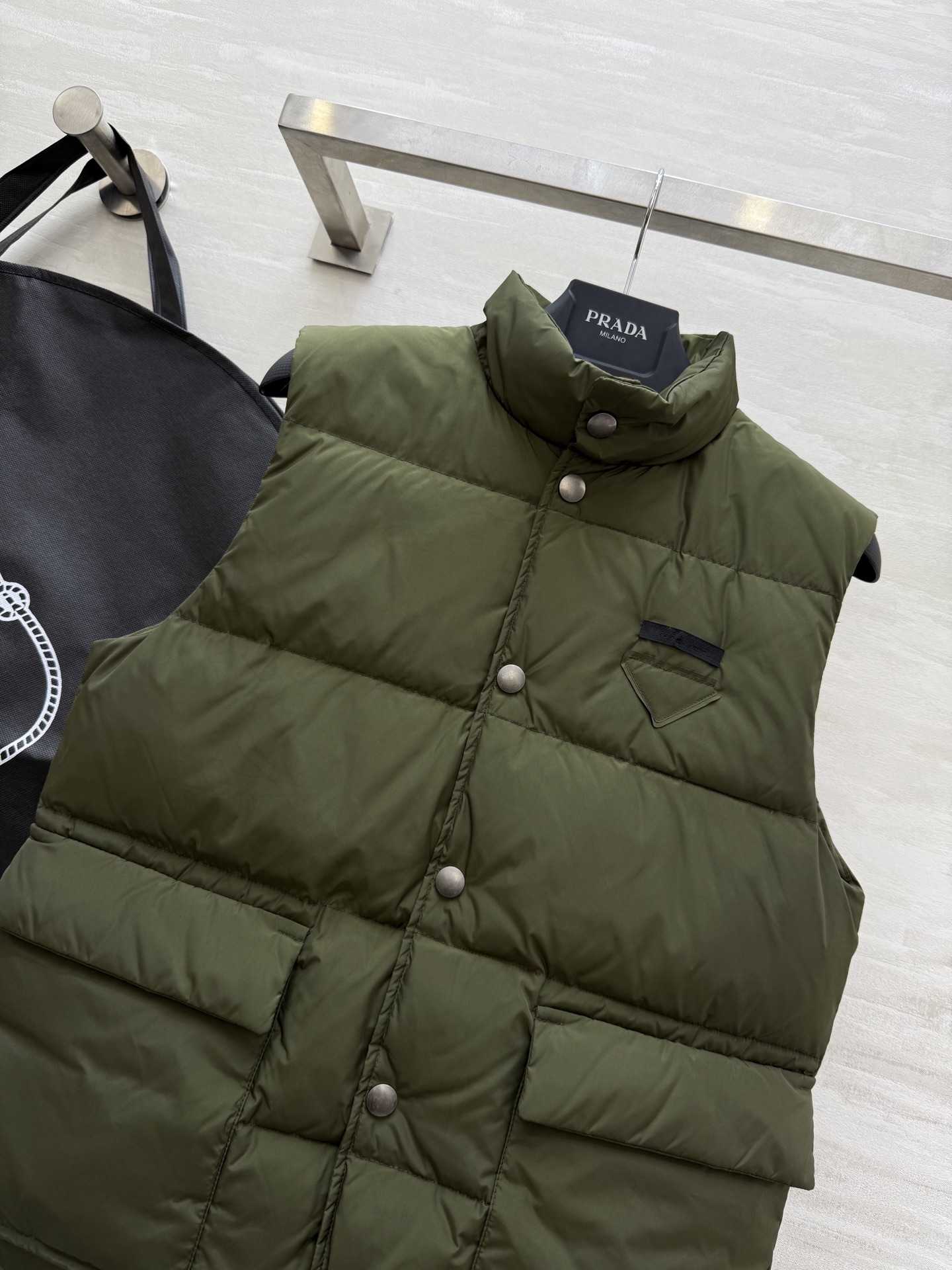 #Prad♡²⁵秋冬新款 羽绒马甲外套 内里填充90白鸭绒保暖舒适 高品质 现货首发size：S/M/L