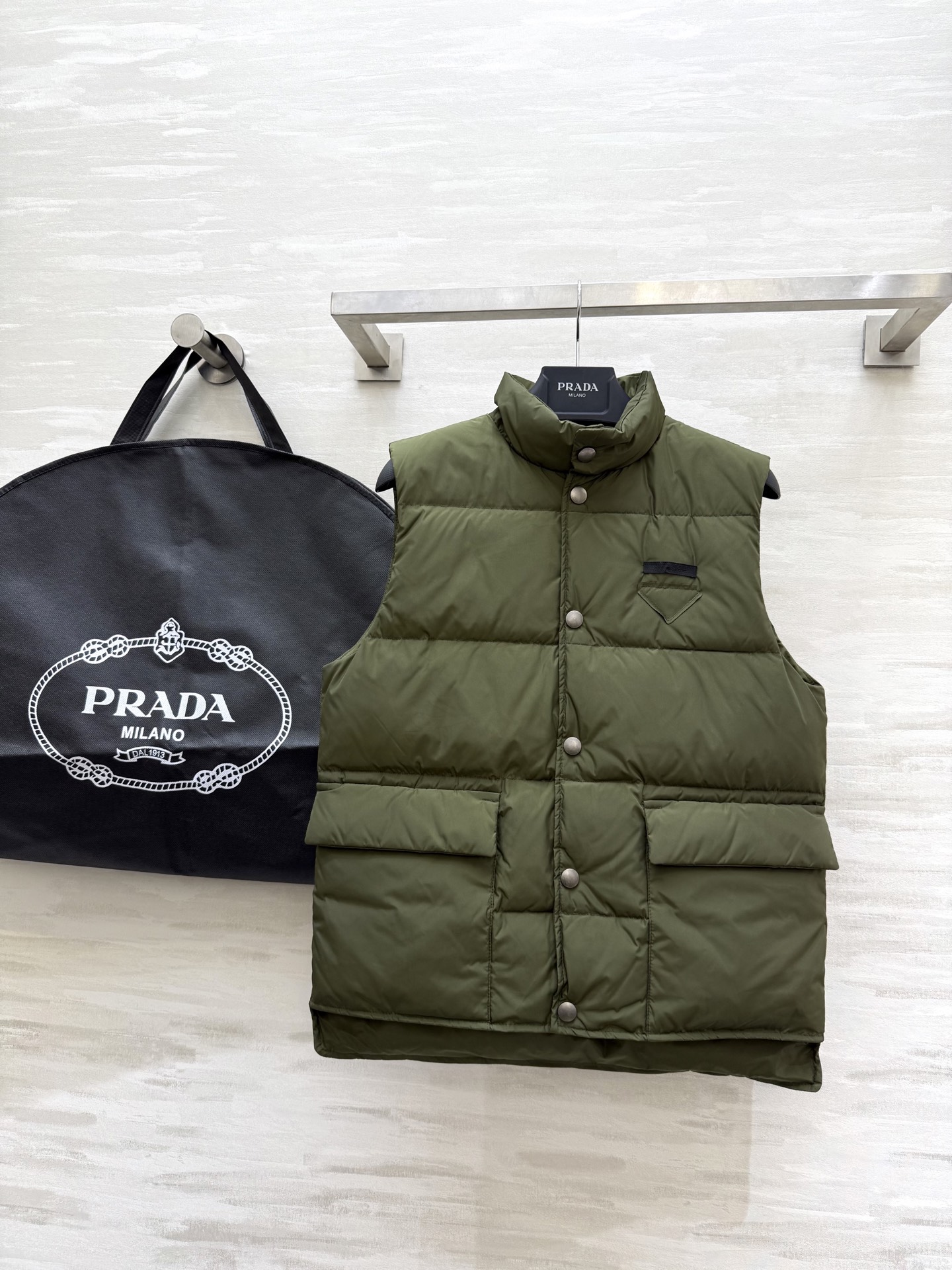 #Prad♡²⁵秋冬新款 羽绒马甲外套 内里填充90白鸭绒保暖舒适 高品质 现货首发size：S/M/L
