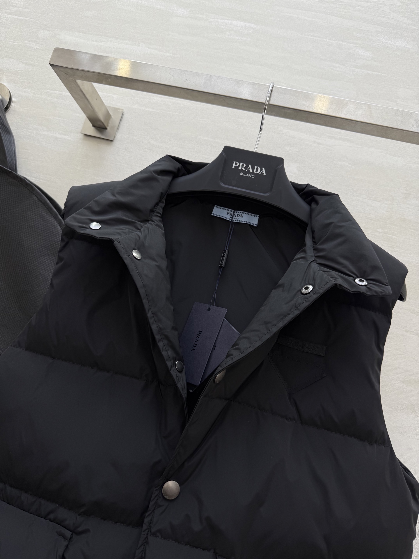 #Prad♡²⁵秋冬新款 羽绒马甲外套 内里填充90白鸭绒保暖舒适 高品质 现货首发size：S/M/L