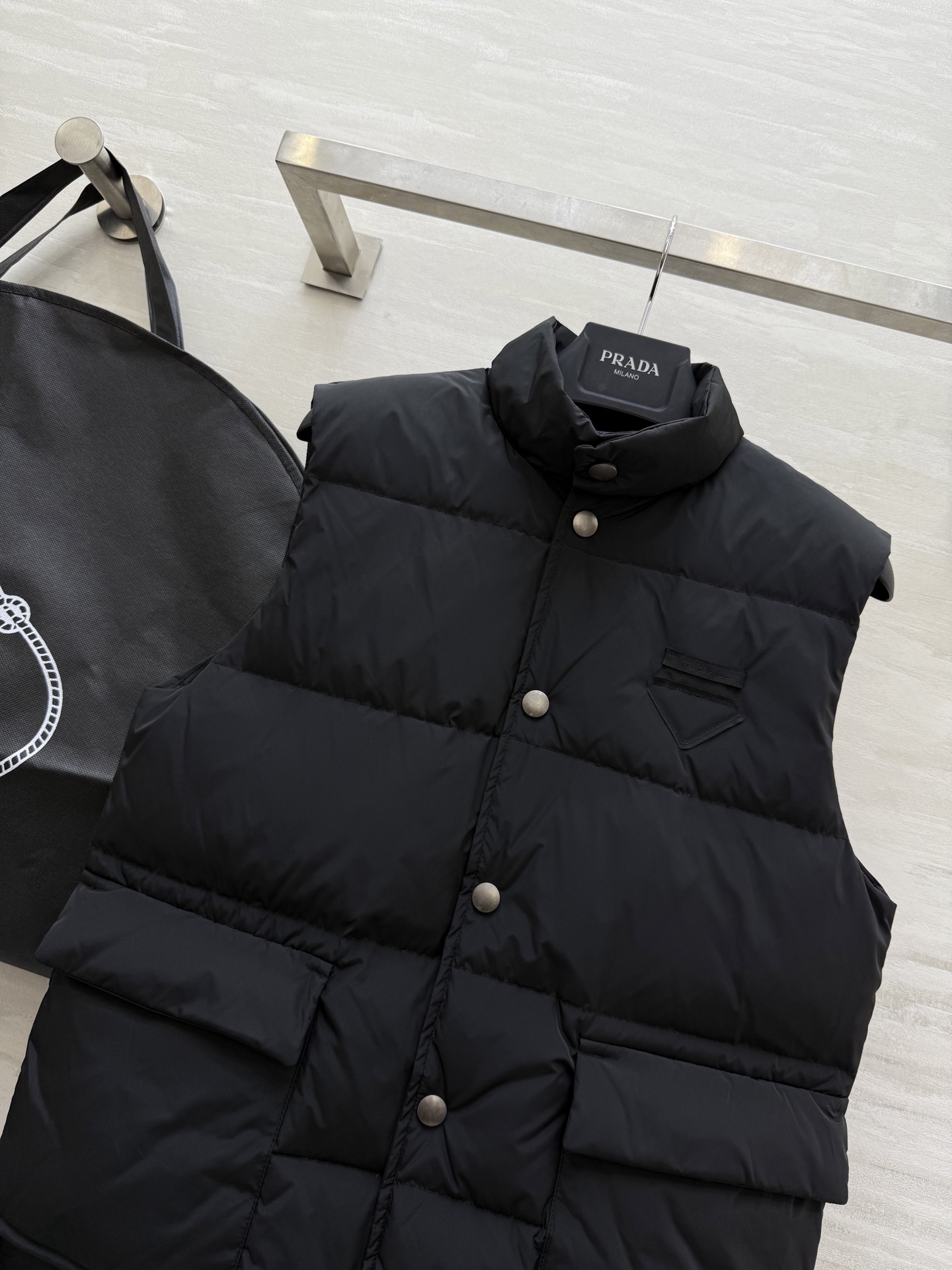 #Prad♡²⁵秋冬新款 羽绒马甲外套 内里填充90白鸭绒保暖舒适 高品质 现货首发size：S/M/L