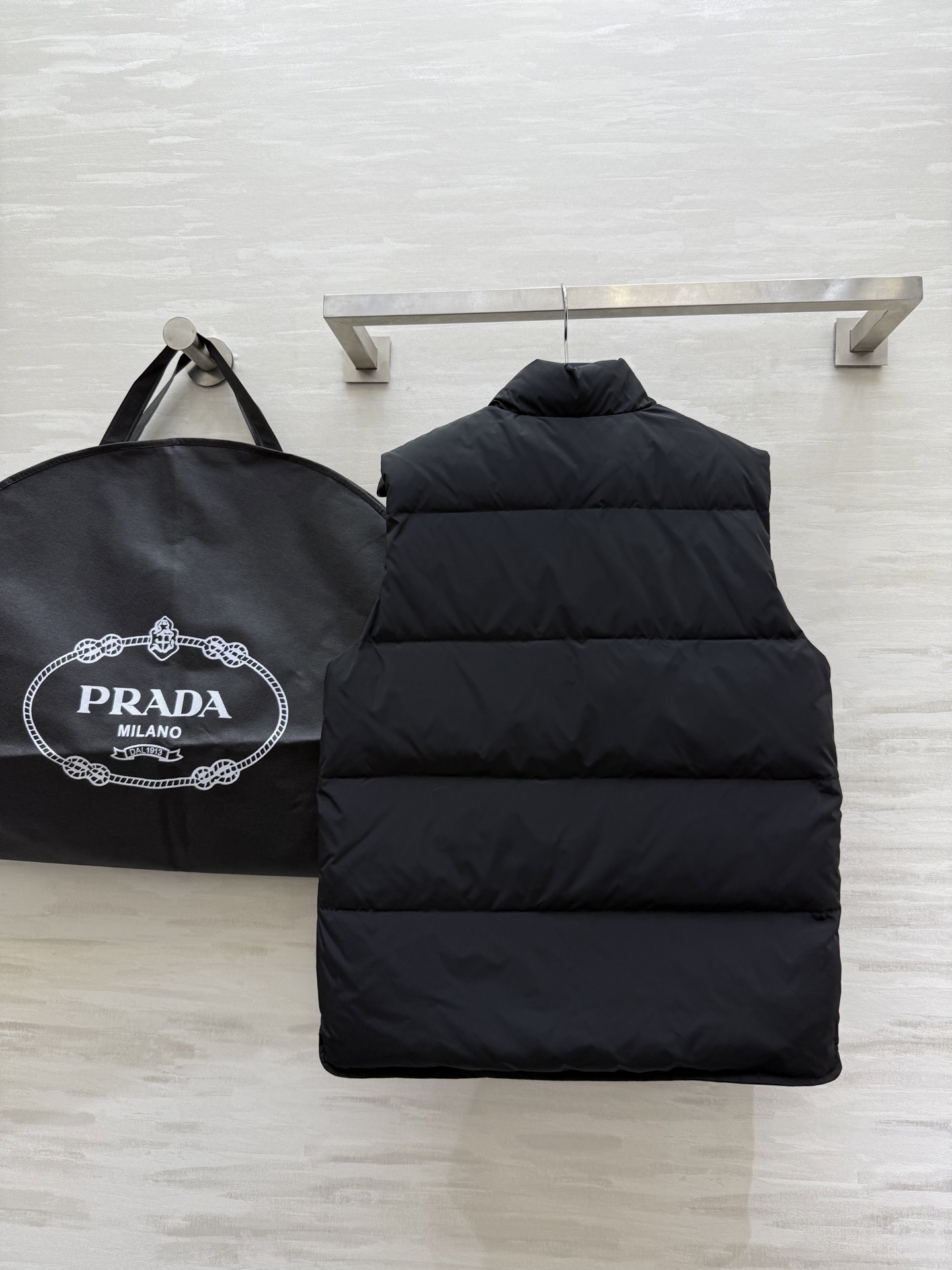 #Prad♡²⁵秋冬新款 羽绒马甲外套 内里填充90白鸭绒保暖舒适 高品质 现货首发size：S/M/L