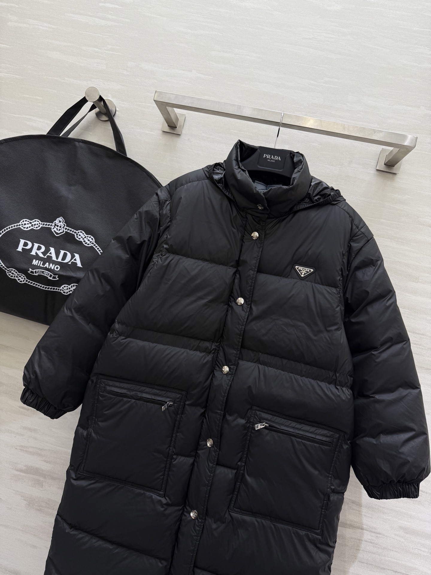 #Prad♡²⁵秋冬新款 长款连帽两穿羽绒服 🉑️拆卸长袖完美实现一衣两穿 内里90白鸭绒填充保暖舒适 
