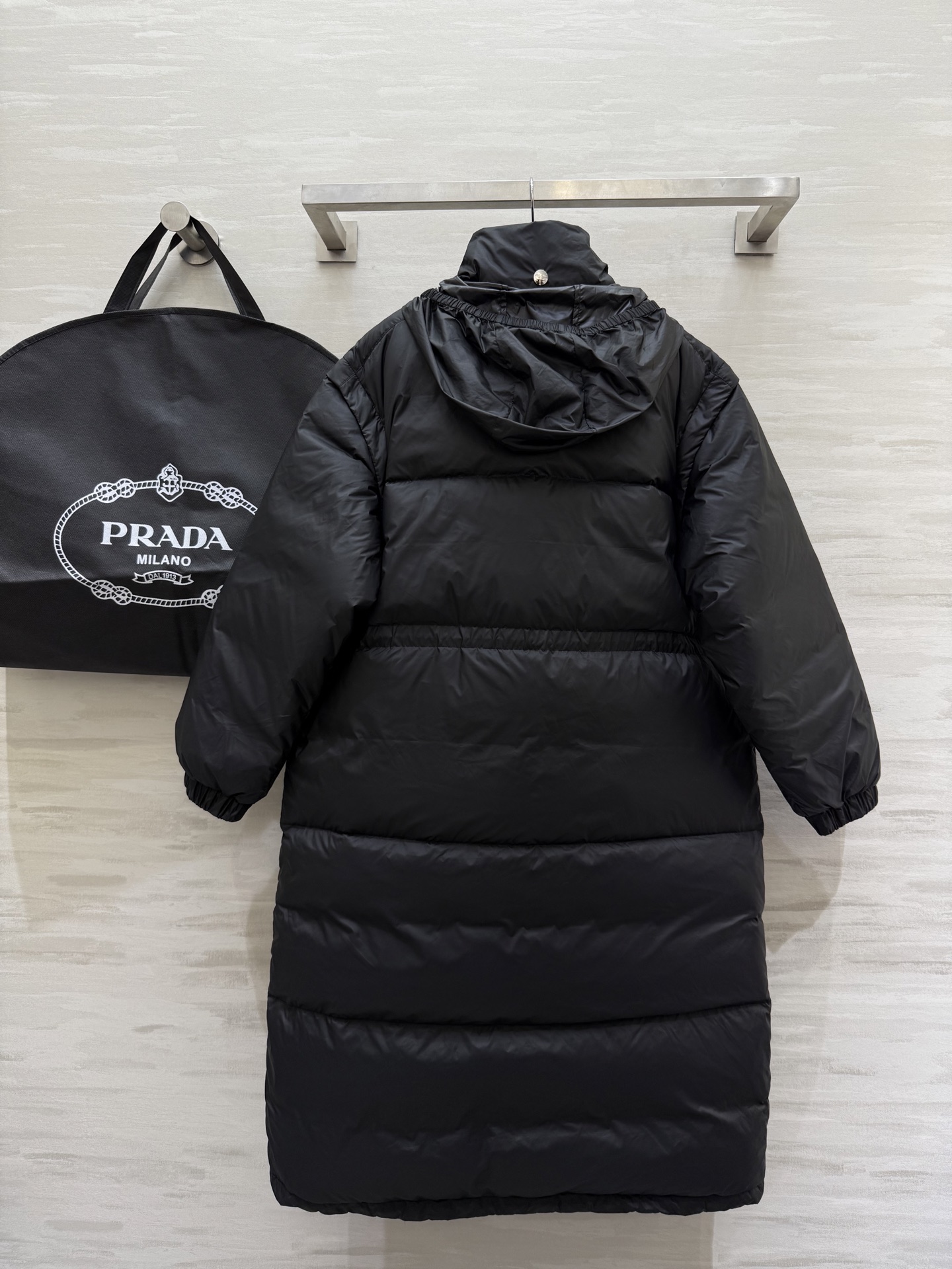 #Prad♡²⁵秋冬新款 长款连帽两穿羽绒服 🉑️拆卸长袖完美实现一衣两穿 内里90白鸭绒填充保暖舒适 