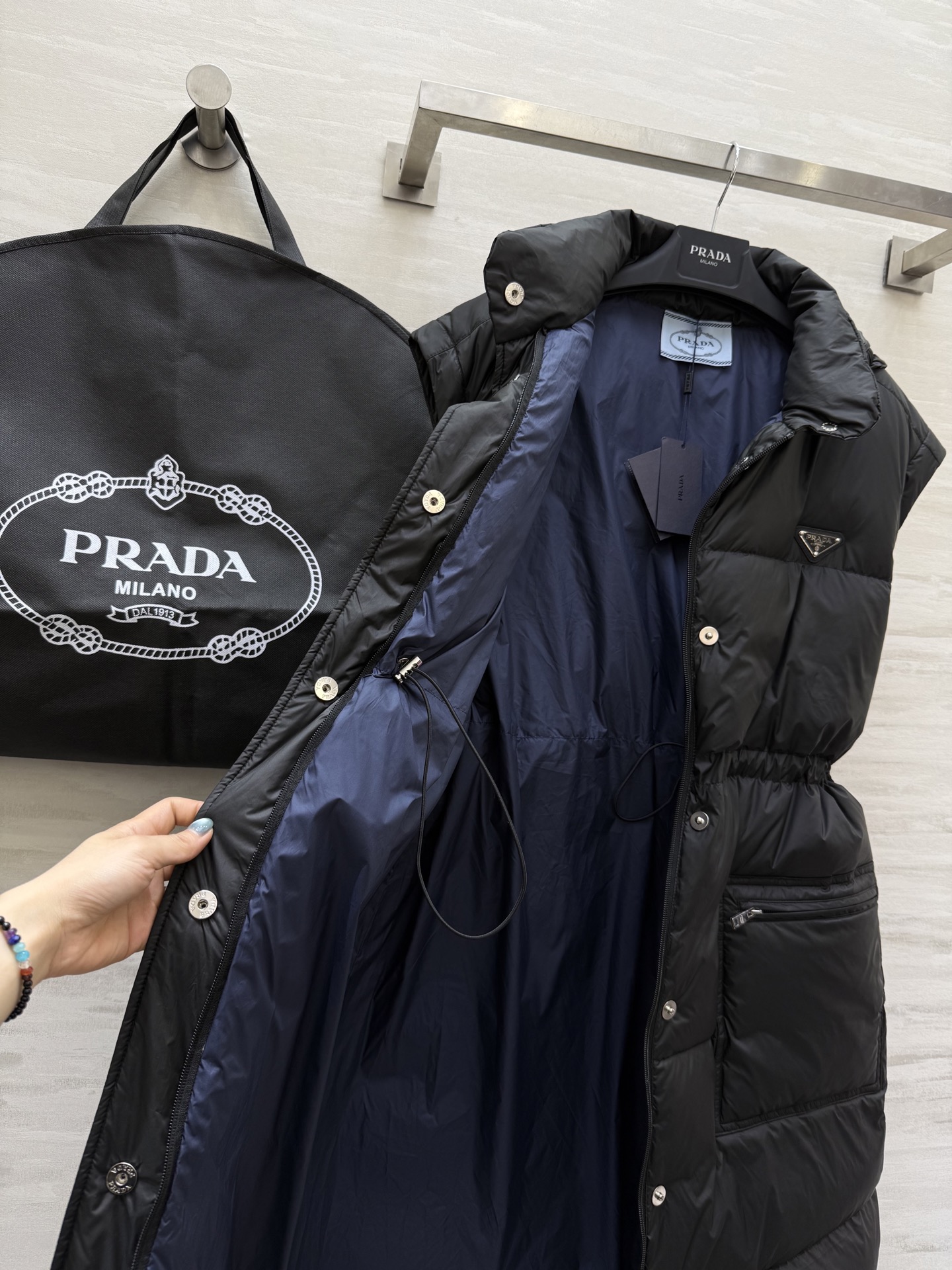 #Prad♡²⁵秋冬新款 长款连帽两穿羽绒服 🉑️拆卸长袖完美实现一衣两穿 内里90白鸭绒填充保暖舒适 