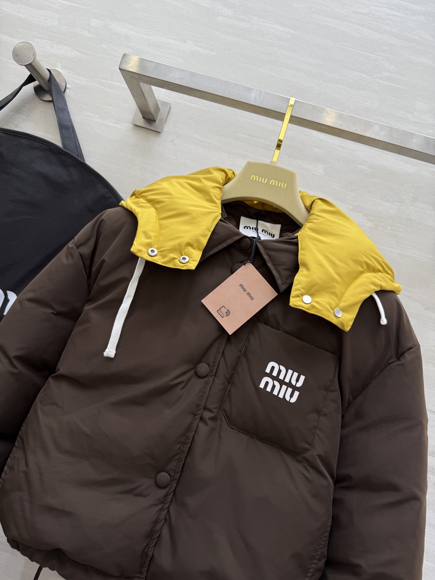 #Miumiu²⁵秋冬新款 假两件拼色面包羽绒服 深棕主调自带酷感 亮黄连帽撞色超吸睛 打破冬日沉闷 翻