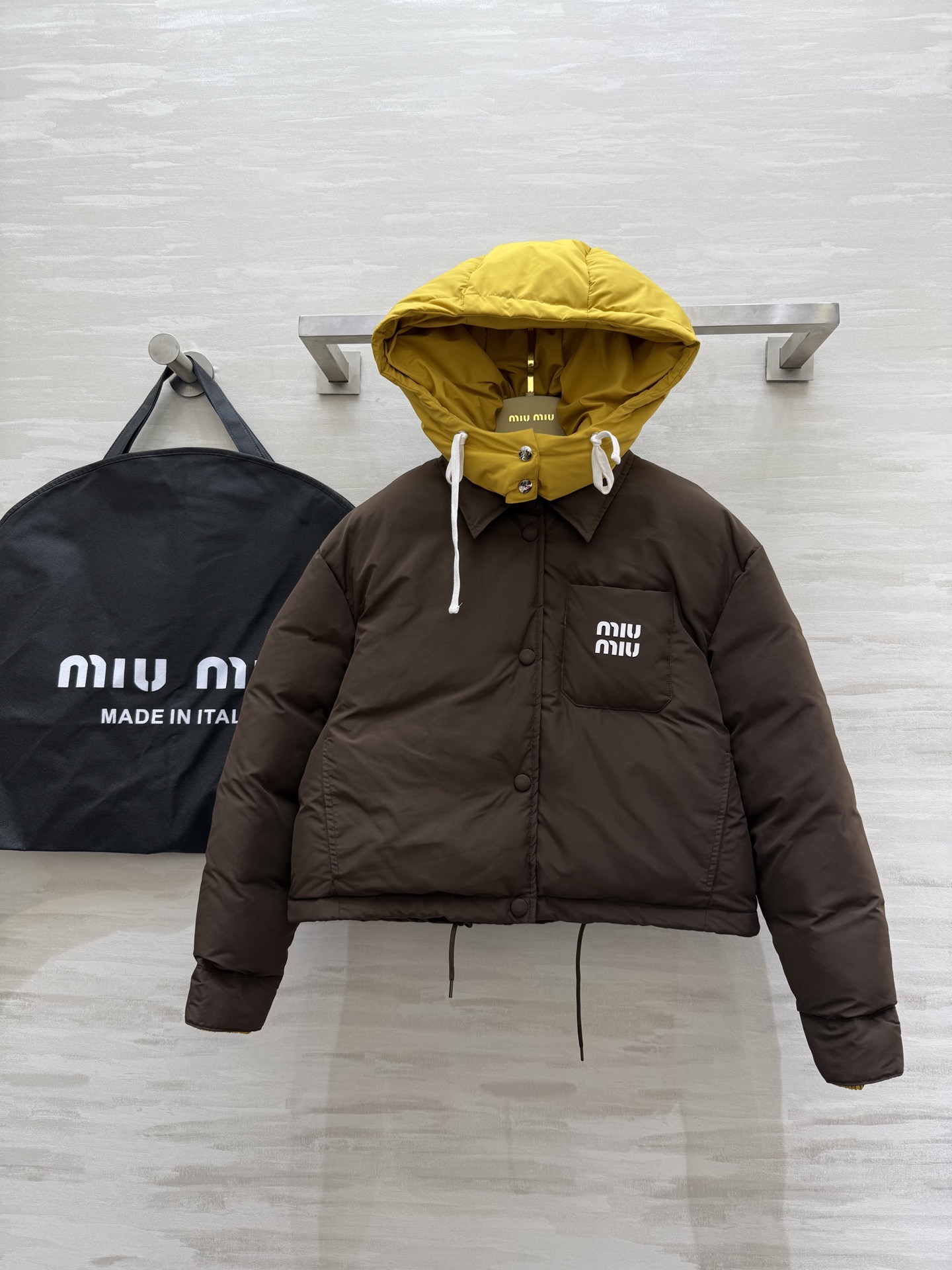 #Miumiu²⁵秋冬新款 假两件拼色面包羽绒服 深棕主调自带酷感 亮黄连帽撞色超吸睛 打破冬日沉闷 翻