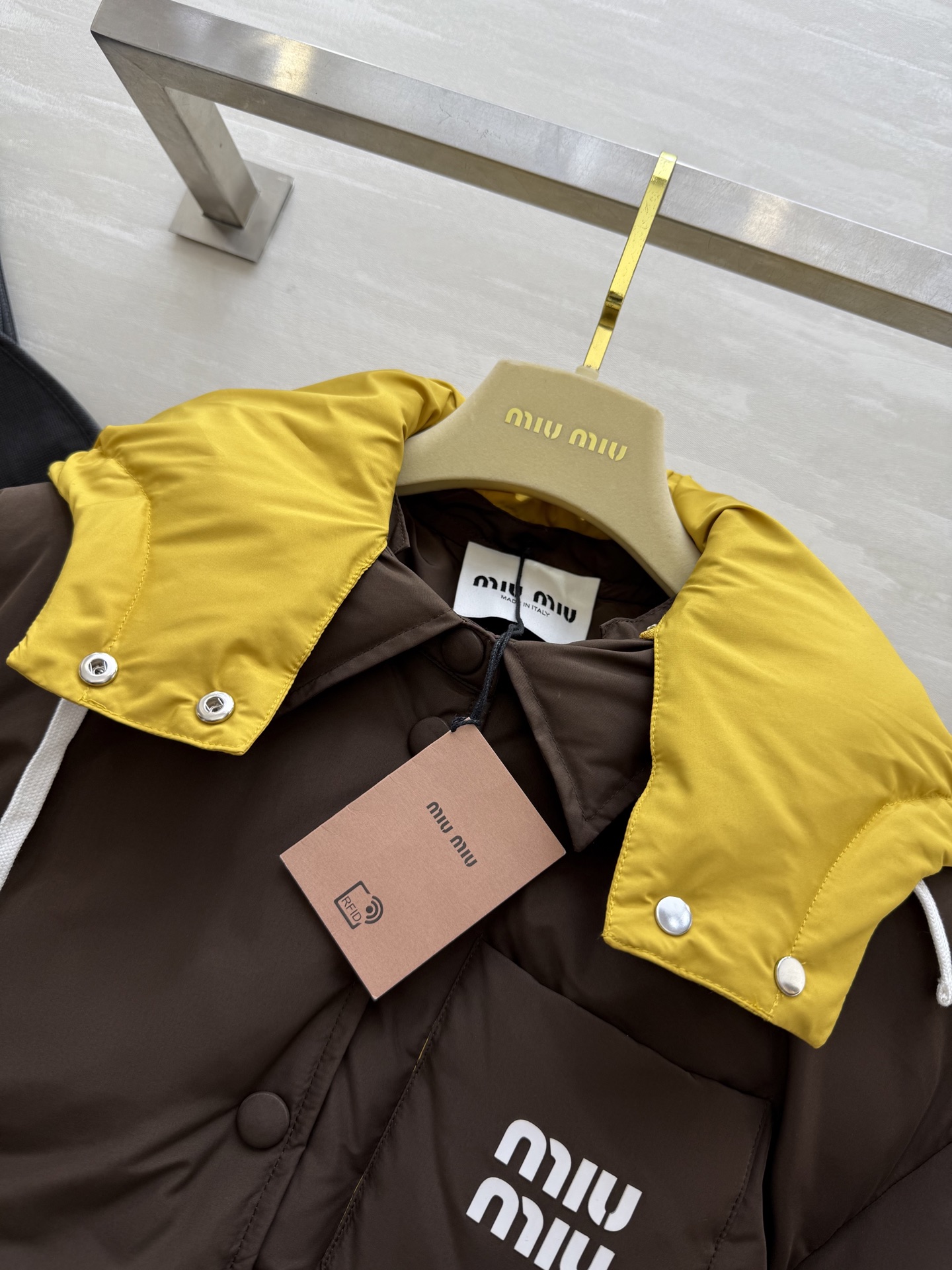#Miumiu²⁵秋冬新款 假两件拼色面包羽绒服 深棕主调自带酷感 亮黄连帽撞色超吸睛 打破冬日沉闷 翻