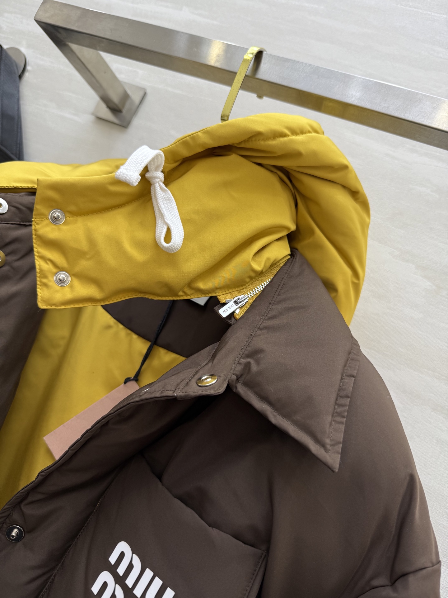 #Miumiu²⁵秋冬新款 假两件拼色面包羽绒服 深棕主调自带酷感 亮黄连帽撞色超吸睛 打破冬日沉闷 翻