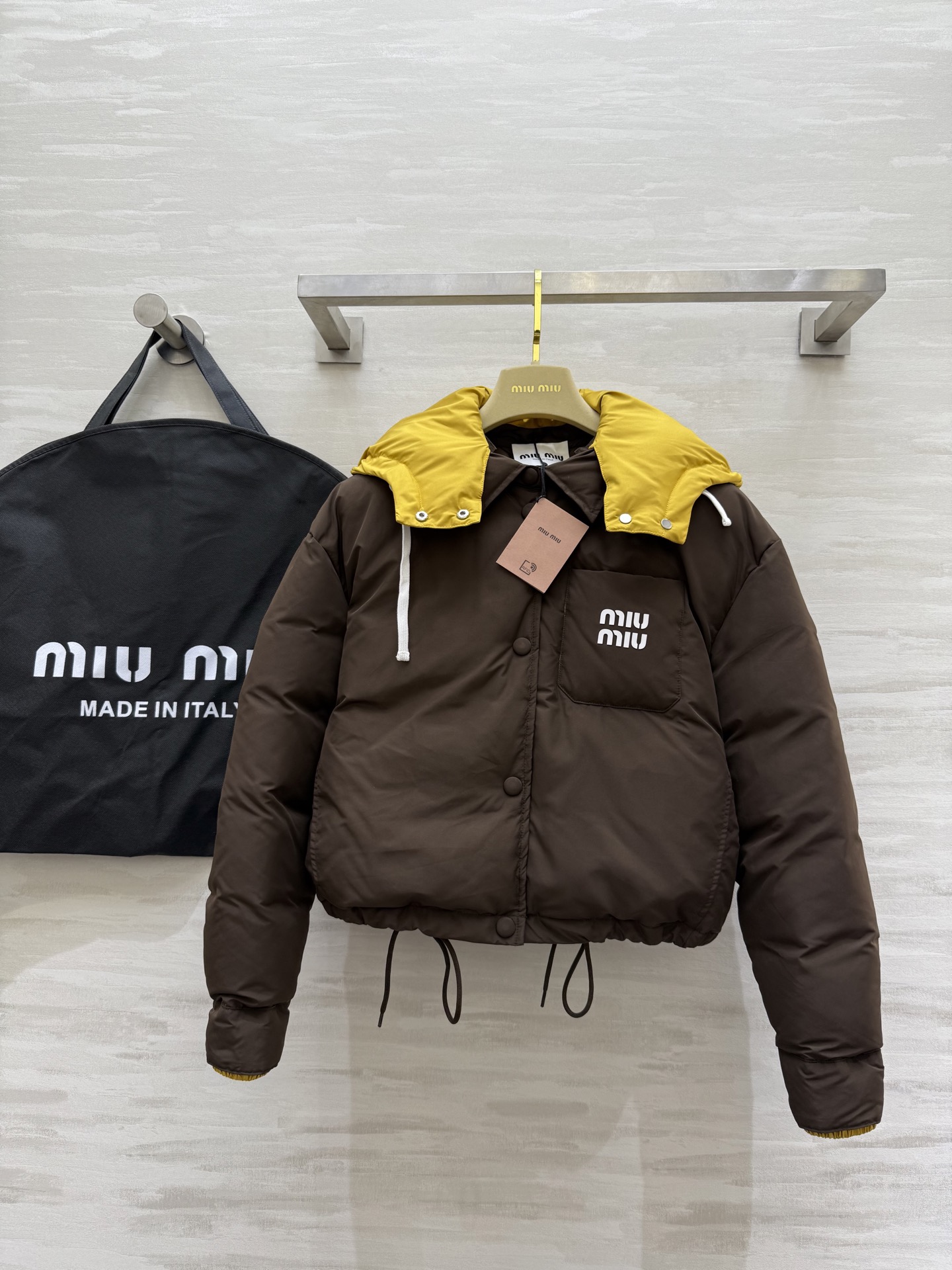 #Miumiu²⁵秋冬新款 假两件拼色面包羽绒服 深棕主调自带酷感 亮黄连帽撞色超吸睛 打破冬日沉闷 翻