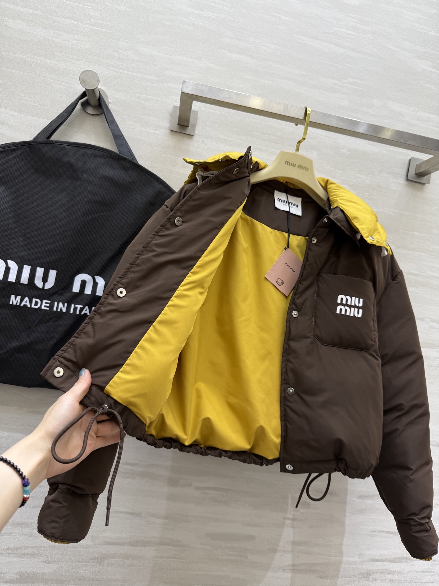 #Miumiu²⁵秋冬新款 假两件拼色面包羽绒服 深棕主调自带酷感 亮黄连帽撞色超吸睛 打破冬日沉闷 翻