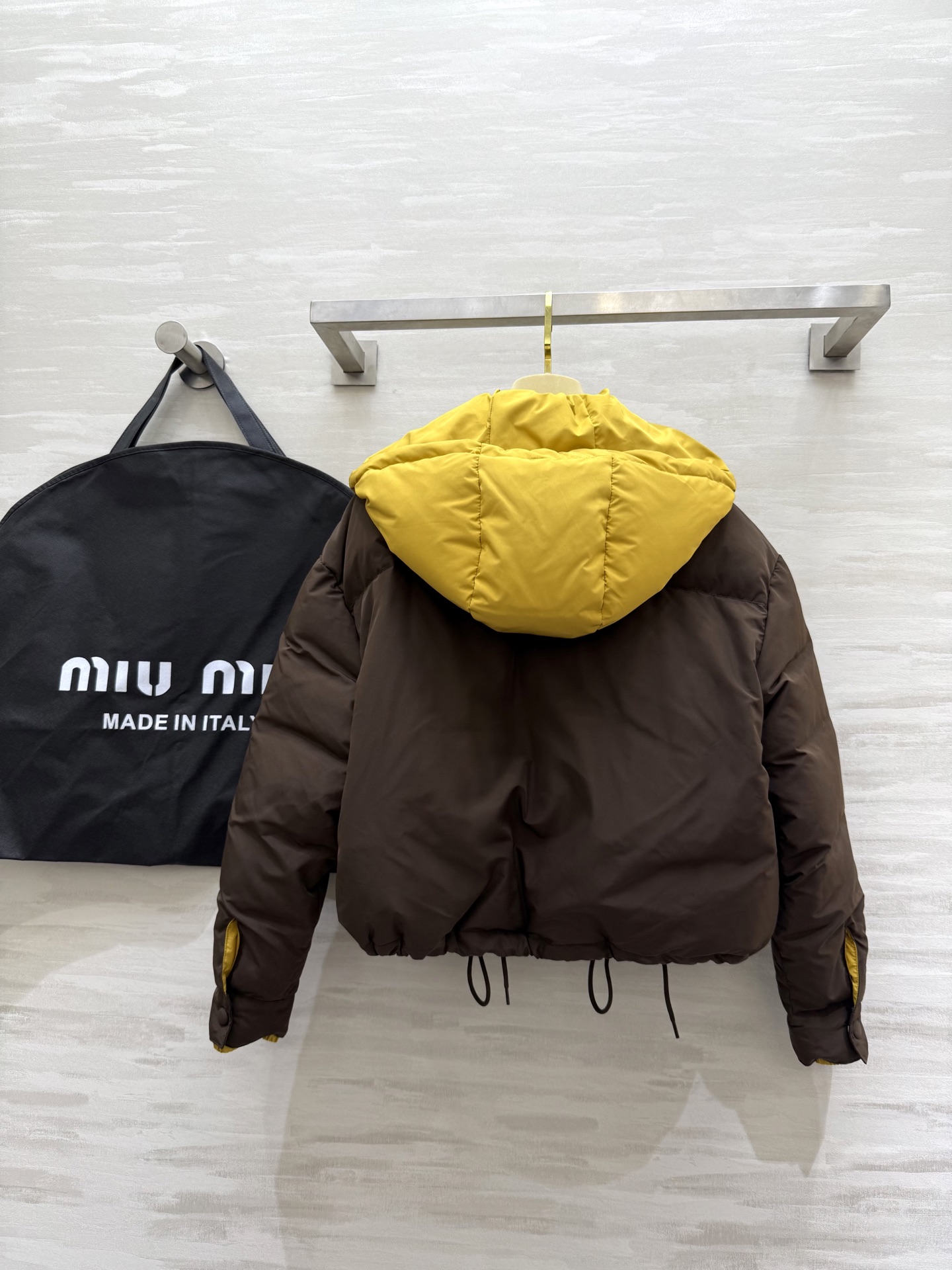 #Miumiu²⁵秋冬新款 假两件拼色面包羽绒服 深棕主调自带酷感 亮黄连帽撞色超吸睛 打破冬日沉闷 翻