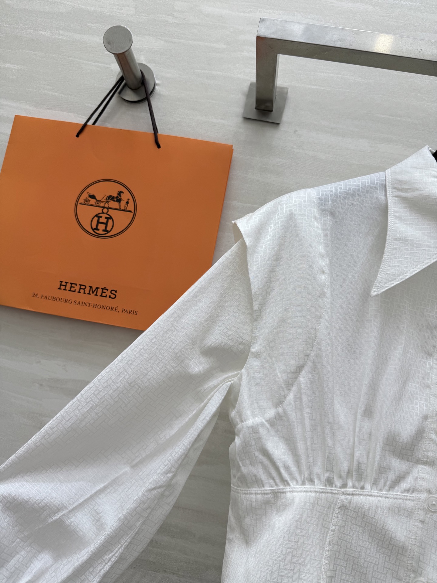 #Herme♡²⁵早秋新款 丝棉收腰提花衬衣 高级大气 设计感收腰显瘦 定制提花丝棉面料亲肤舒适 高品质