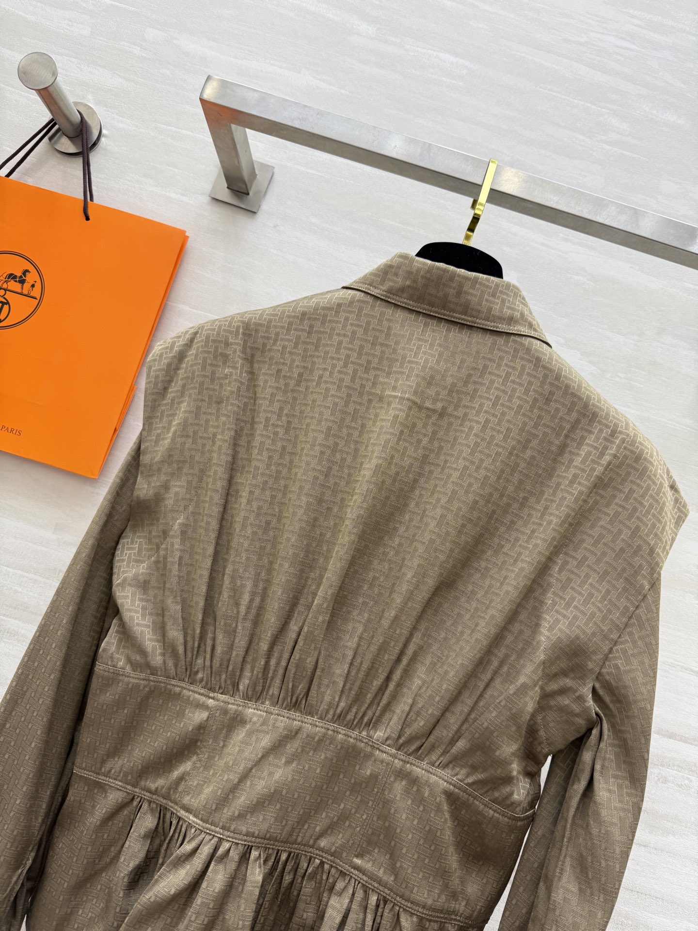 #Herme♡²⁵早秋新款 丝棉收腰提花衬衣 高级大气 设计感收腰显瘦 定制提花丝棉面料亲肤舒适 高品质