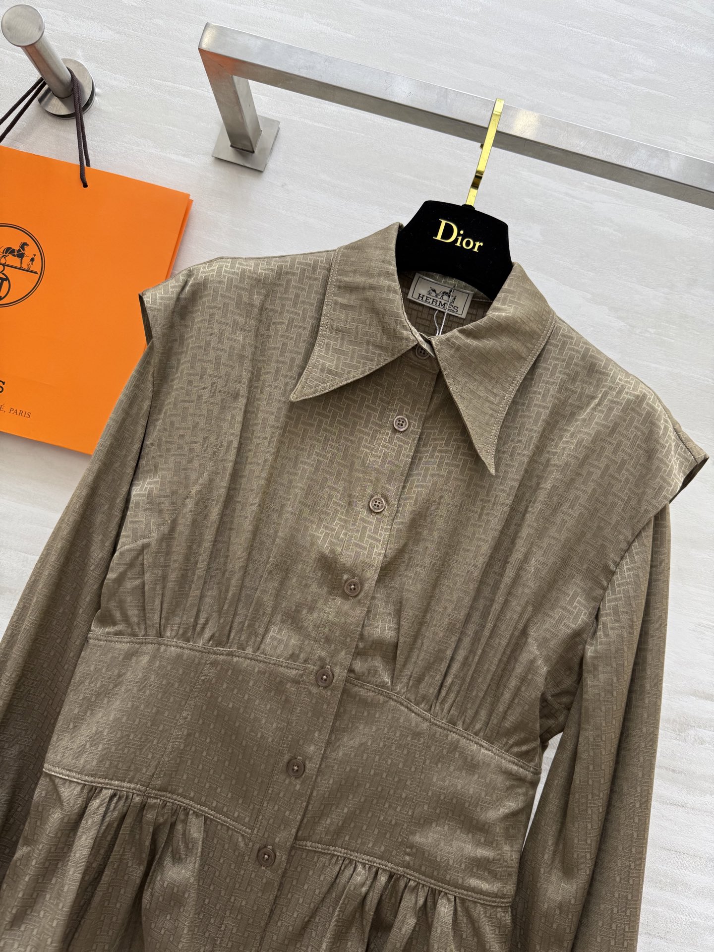 #Herme♡²⁵早秋新款 丝棉收腰提花衬衣 高级大气 设计感收腰显瘦 定制提花丝棉面料亲肤舒适 高品质