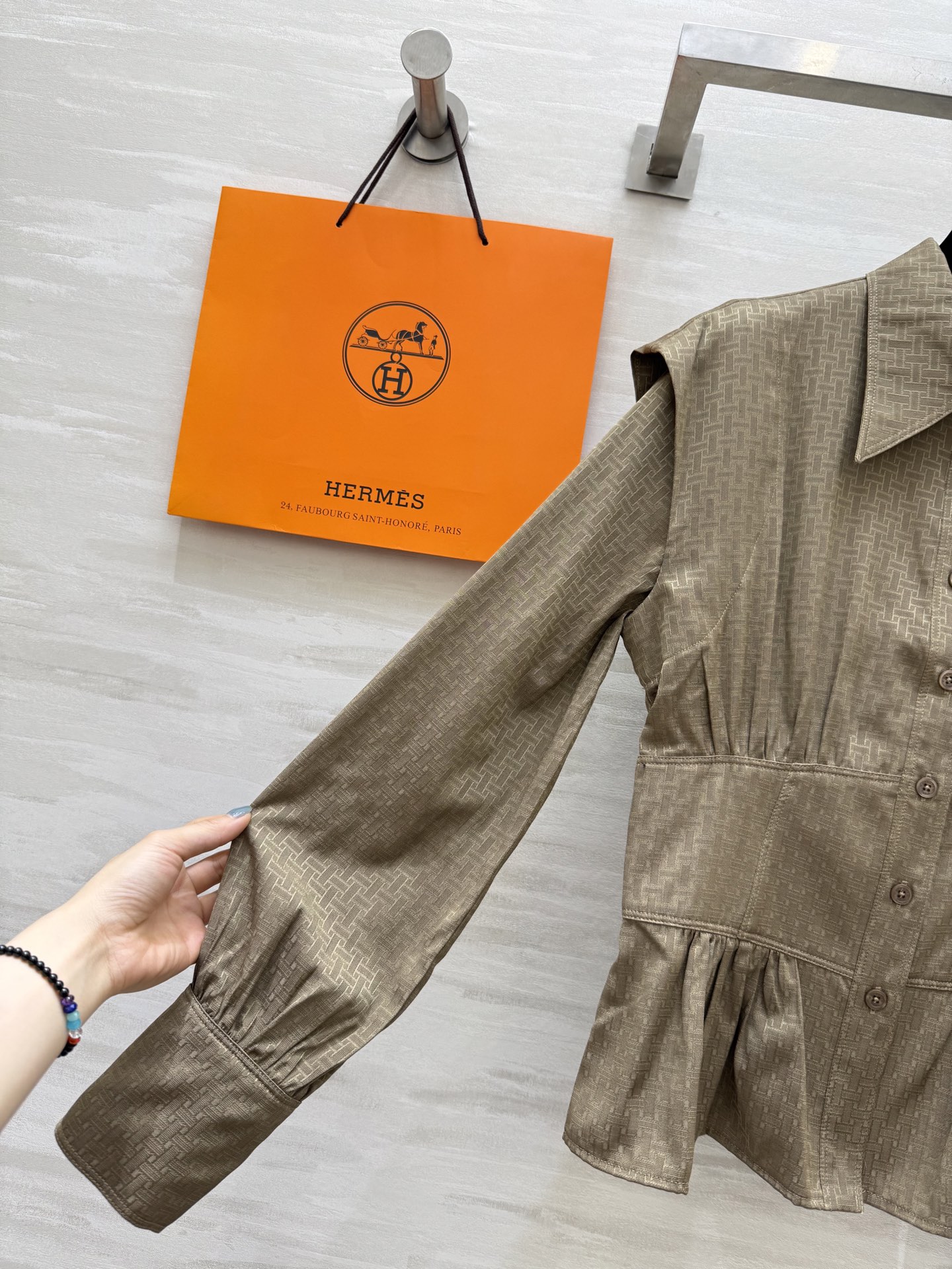 #Herme♡²⁵早秋新款 丝棉收腰提花衬衣 高级大气 设计感收腰显瘦 定制提花丝棉面料亲肤舒适 高品质