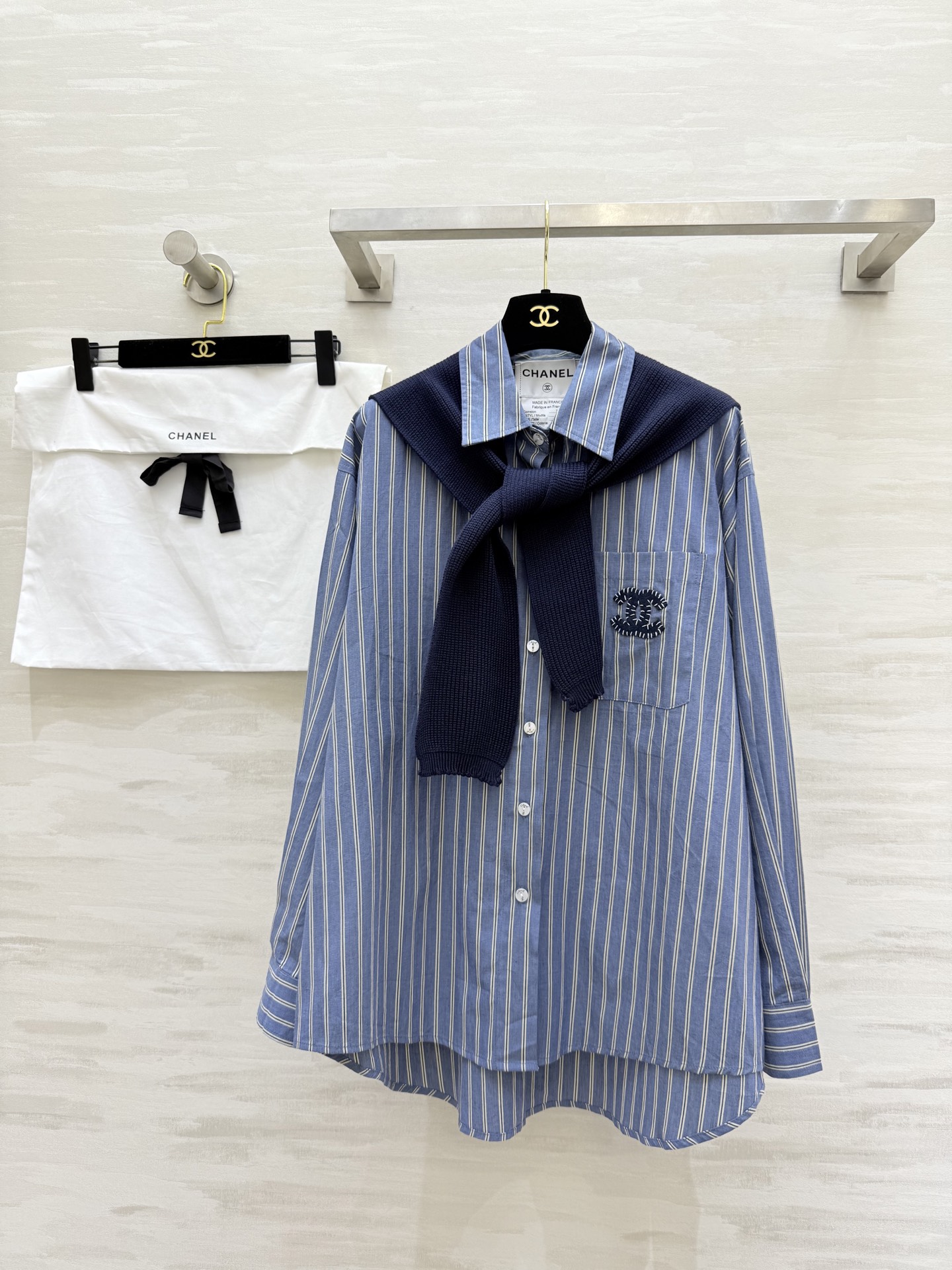 NO:546576,#Chane early autumn new style oversize blue striped shirt + knitted shawl lazy and layered high-quality customization spot first-time sizeS/M/L (, chanel, versace, shirts, shawls, alexander wang19860909#Chane早秋新款 oversize蓝条纹衬衫+针织小披肩 慵懒又有层次感 高品质定制 现货首发sizeS/M/L（,,chanel,versace,shirts,shawls,alexander wang,Women's clothing