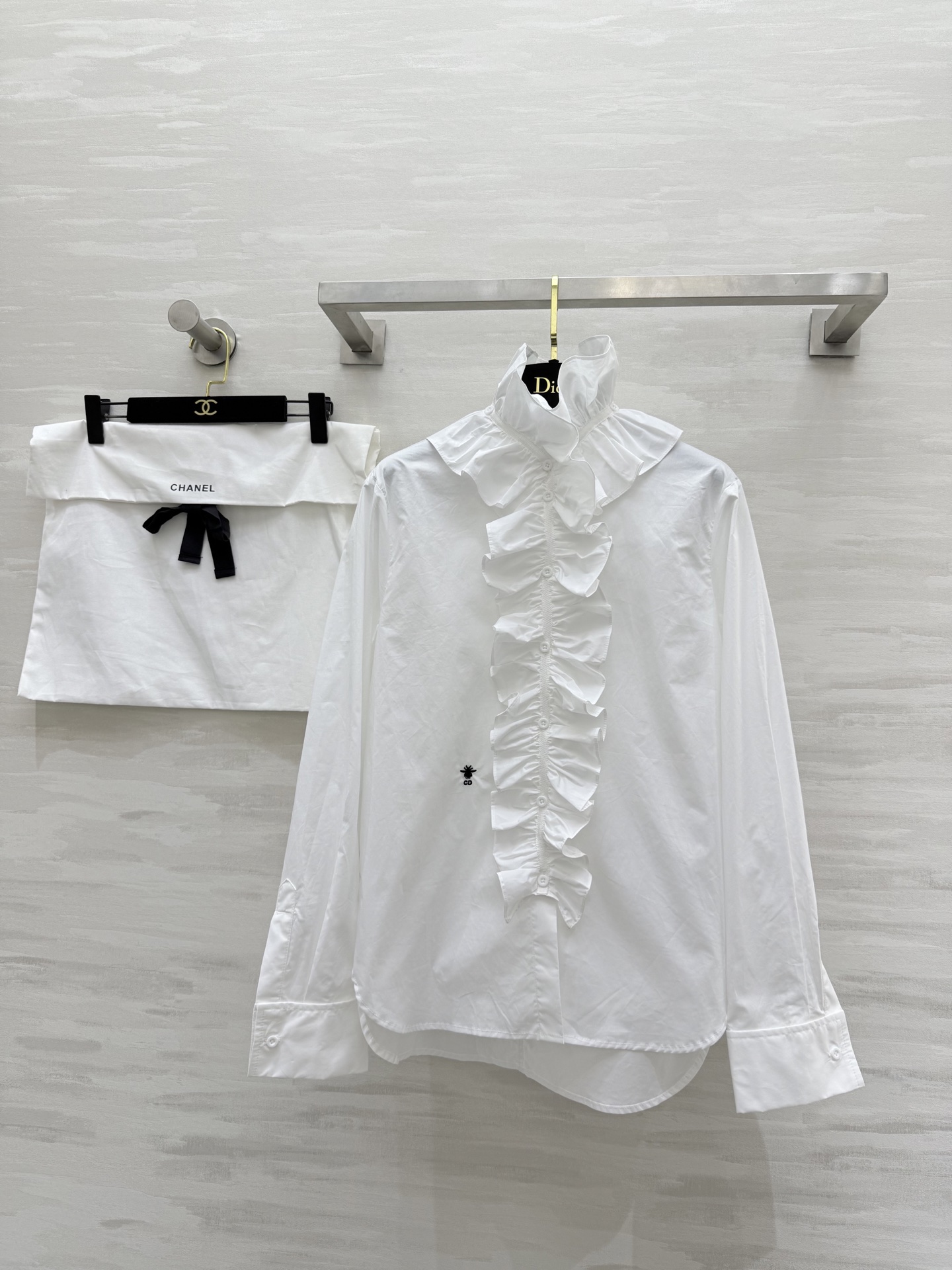 NO:546586,#DIO Autumn and Winter New Style Ruff Collar Shirt Customized Poplin Cotton Fabric Exquisite CD Bee Embroidery High Quality Ready Available in SizeS/M/L (S Size Shoulder Width 42, Bust 98, Length 69,, dior, alexander wang19860909#DIO秋冬新款 拉夫领衬衣 定制府绸棉面料 精致CD蜜蜂刺绣 高品质 现货来sizeS/M/L（s码肩宽42,胸围98,衣长69,,dior,alexander wang,Women's clothing