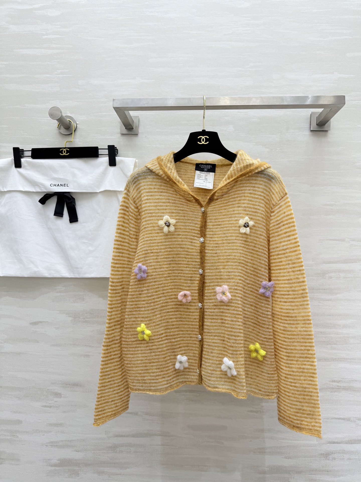 NO:547281,#Chane's new autumn and winter styles, mohair pullover sweater, soft and furry texture, heavy-duty flowers embellishment, high-quality, spot size36/38/40 (, chanel, sweaters, alexander wang19860909#Chane中古系列秋冬新款 马海毛套头毛衣 软乎乎毛茸茸的质感 重工花朵点缀 高品质 现货来size36/38/40（,,chanel,sweaters,alexander wang,Women's clothing