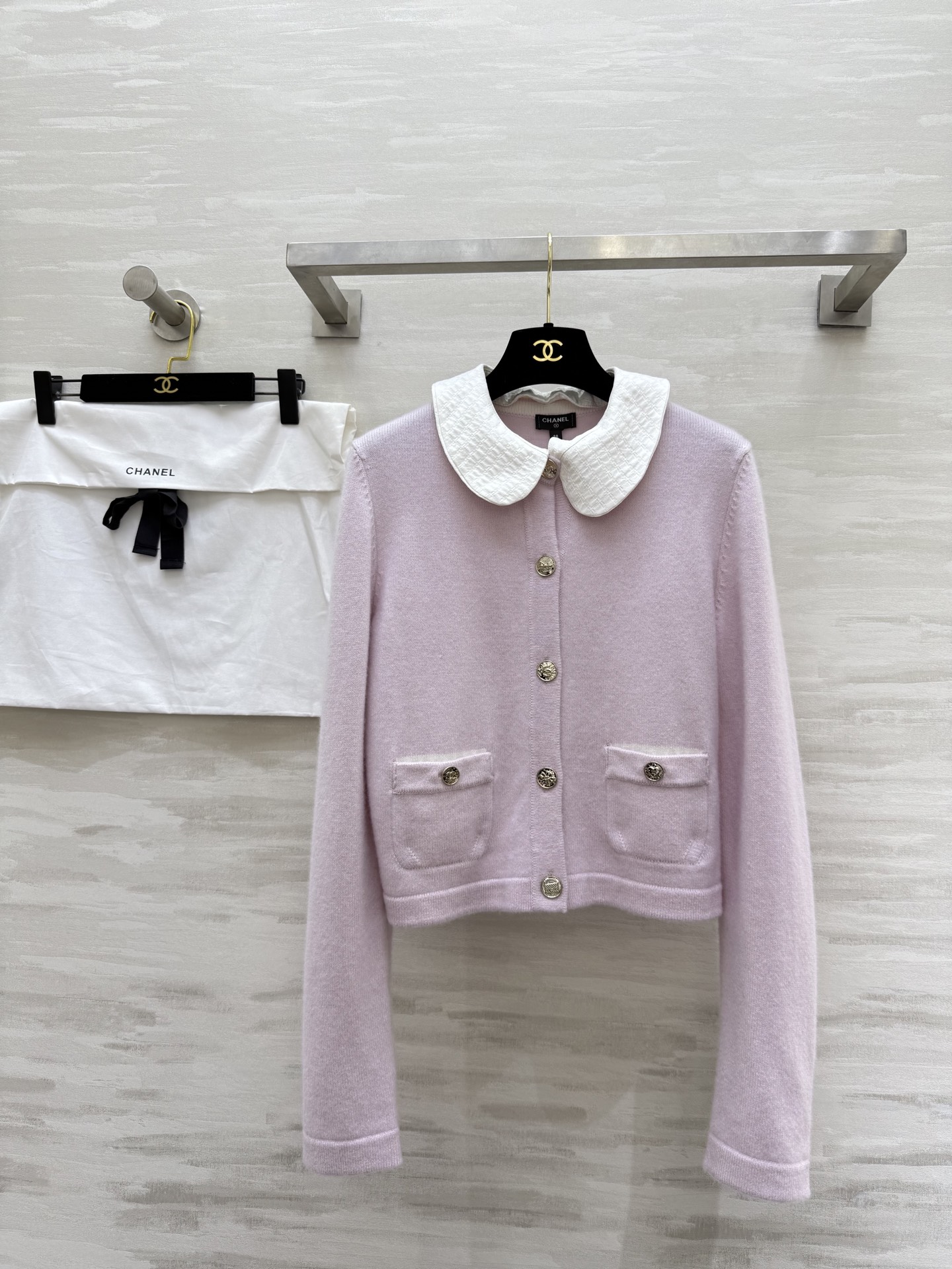 NO:547300,#ChaneB doll collar cardigan cashmere soft skin touch Doll collar mulberry silk Freely disassembled Lapel round neck switch in one second Back brand logo Original development High quality customization Spot size36/38/40, Chanel,alexander wang19860909#ChaneB 娃娃领开衫 羊绒 手感柔软贴肤 娃娃领桑蚕丝 可自由拆卸 翻领圆领一秒切换 后背品牌标识 原版开发 高品质定制 现货来size36/38/40,,chanel,alexander wang,Women's clothing