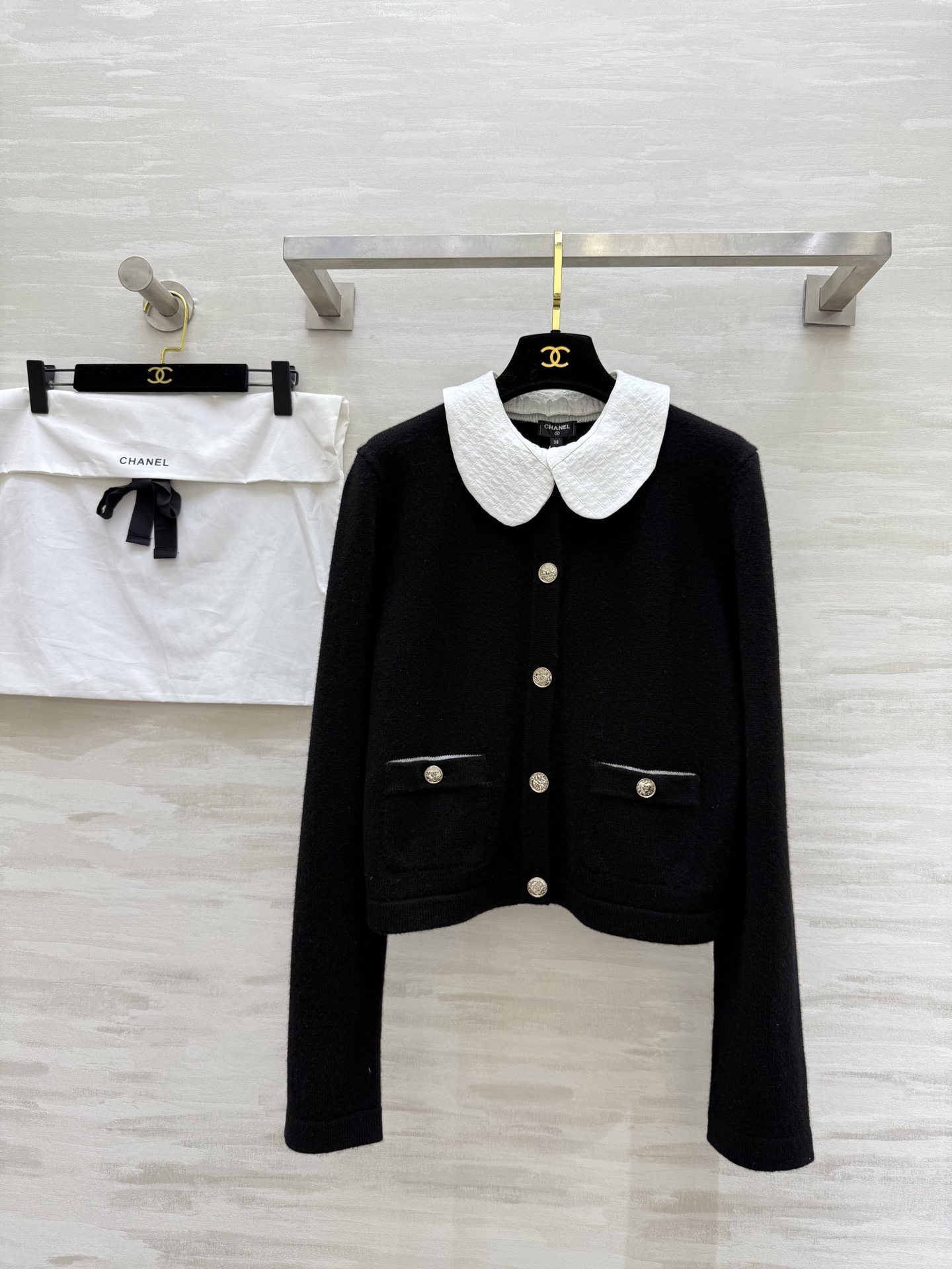 NO:547307,#ChaneB doll collar cardigan cashmere soft skin touch Doll collar mulberry silk Freely disassembled Lapel round neck switch in one second Back brand logo Original development High quality customization Spot size36/38/40, Chanel,alexander wang19860909#ChaneB 娃娃领开衫 羊绒 手感柔软贴肤 娃娃领桑蚕丝 可自由拆卸 翻领圆领一秒切换 后背品牌标识 原版开发 高品质定制 现货来size36/38/40,,chanel,alexander wang,Women's clothing