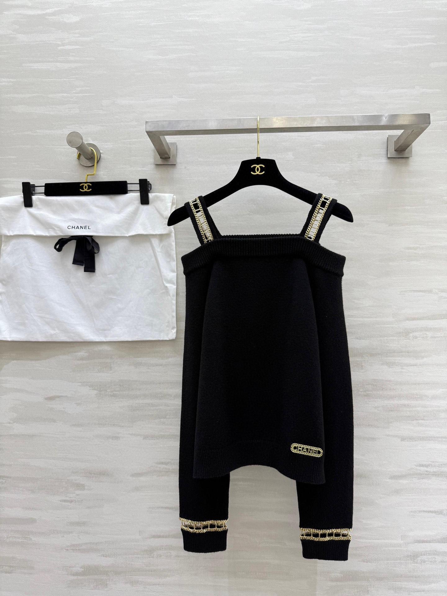 NO:547272,#Chane autumn and winter new style, medieval series, cashmere chain suspender sweater, high quality customization, spot first-time size36/38/40 (38 size bust 92, long shoulder strap 58),,chanel,alexander wang19860909#Chane秋冬新款 中古系列 羊绒链条吊带毛衫 高品质定制 现货首发size36/38/40（38码胸围92,衣长肩带58）,,chanel,alexander wang,Women's clothing