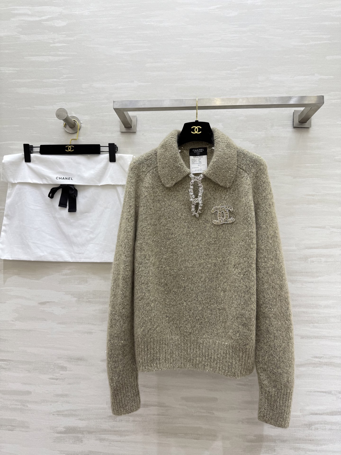 NO:547278,#Chane autumn and winter new style, medieval series v-neck cashmere sweater, a single item for the gods!  Soft and soft and glutinous clothes are really good~ gentle and quiet oatmeal color. The inner wear is elegant and comes with highlights. High-quality customization. Spot size 36/38/40 (38 size bust 104, 62 length), chanel, sweaters, alexander wang19860909#Chane秋冬新款 中古系列 v领羊绒毛衣 封神单品！软软糯糯真的好酥服～温柔恬静的燕麦色 单穿内搭都是雅致自带亮点单品 高品质定制 现货首发size36/38/40（38码胸围104,衣长62）,,chanel,sweaters,alexander wang,Women's clothing