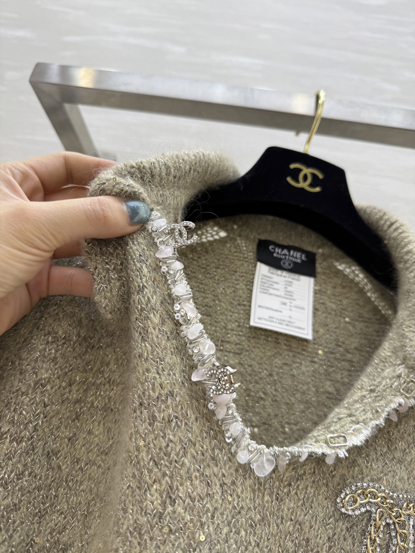 #Chane♡²⁵秋冬新款 中古系列 v领羊绒毛衣 封神单品！软软糯糯真的好酥服～温柔恬静的燕麦色 单穿