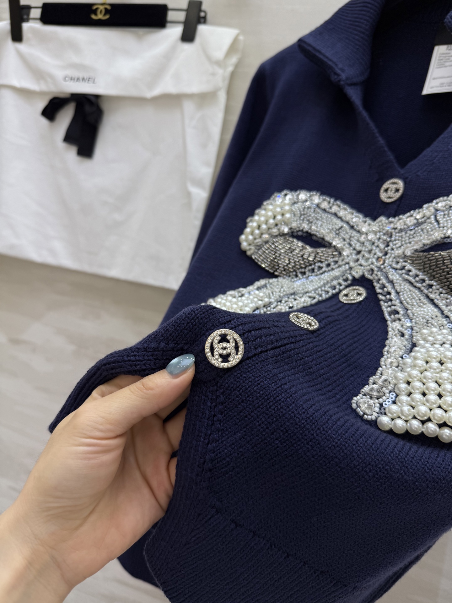 #Chane♡²⁵秋冬新款 中古重工系列 珍珠钉钻蝴蝶结套头毛衣 定制羊毛纱线保暖舒适 手工蝴蝶结点缀高