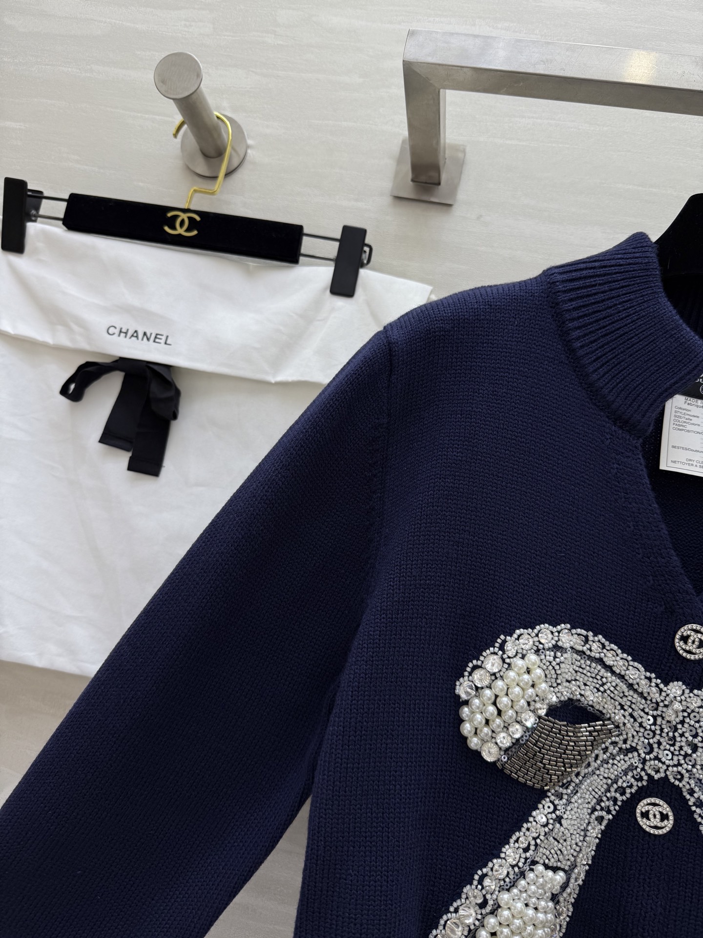 #Chane♡²⁵秋冬新款 中古重工系列 珍珠钉钻蝴蝶结套头毛衣 定制羊毛纱线保暖舒适 手工蝴蝶结点缀高