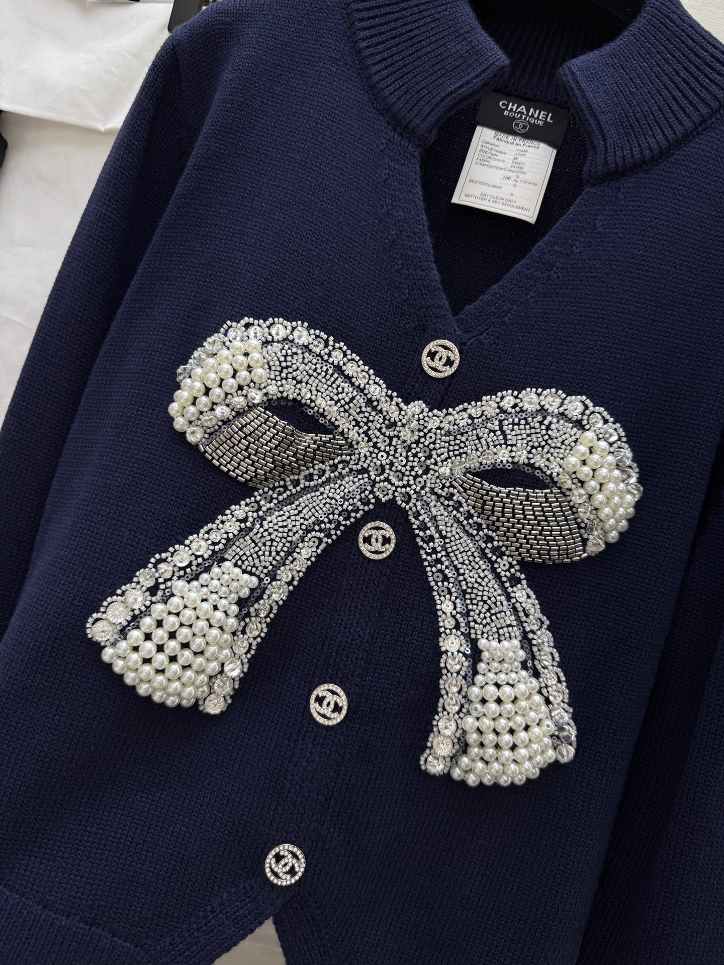 #Chane♡²⁵秋冬新款 中古重工系列 珍珠钉钻蝴蝶结套头毛衣 定制羊毛纱线保暖舒适 手工蝴蝶结点缀高