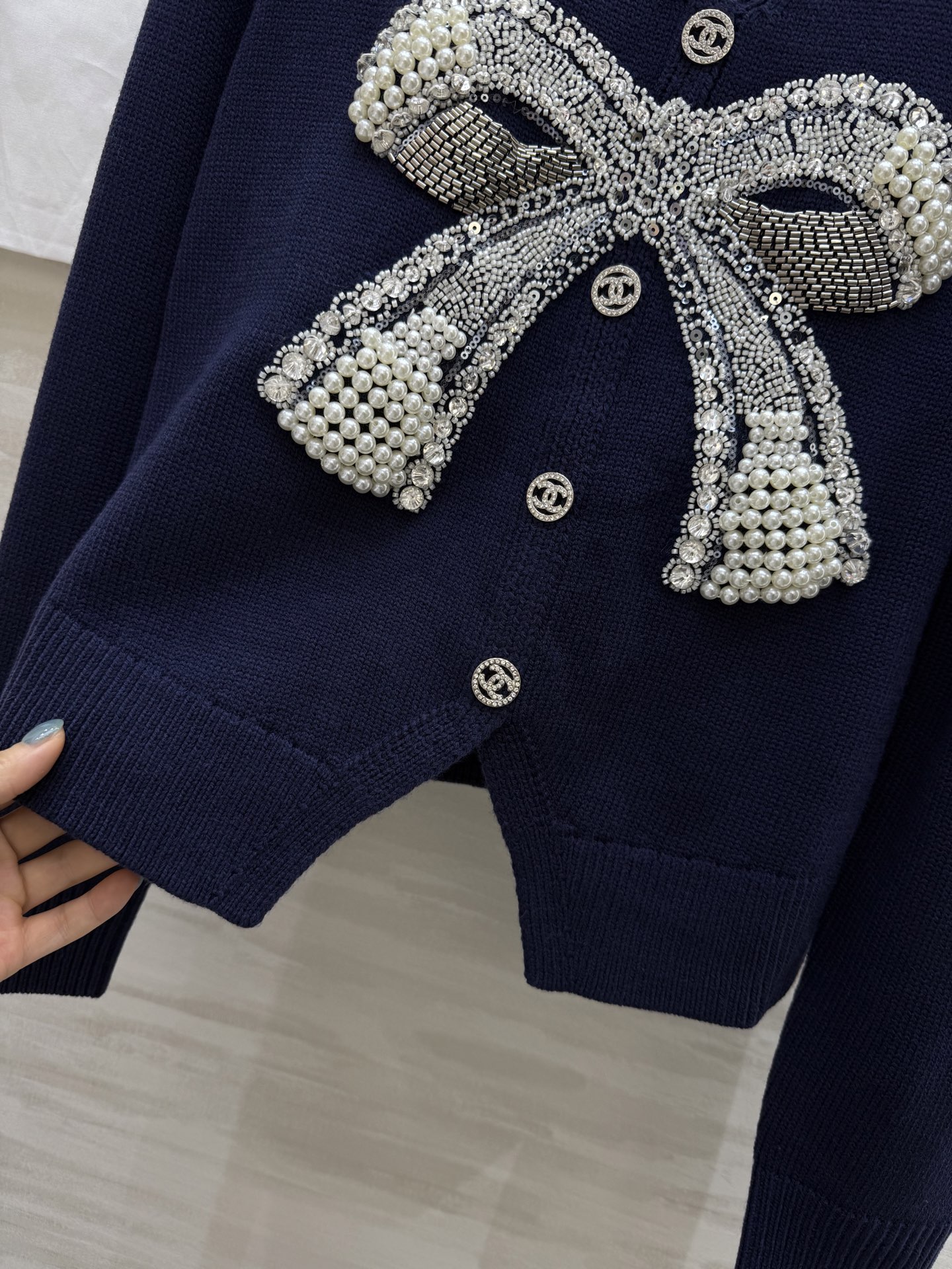 #Chane♡²⁵秋冬新款 中古重工系列 珍珠钉钻蝴蝶结套头毛衣 定制羊毛纱线保暖舒适 手工蝴蝶结点缀高