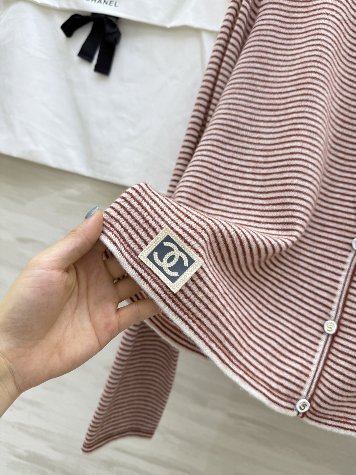 #Chane♡²⁵秋冬新款 定制羊驼毛条纹开衫外套 高品质 现货来 配送防尘袋 size：36/38/4