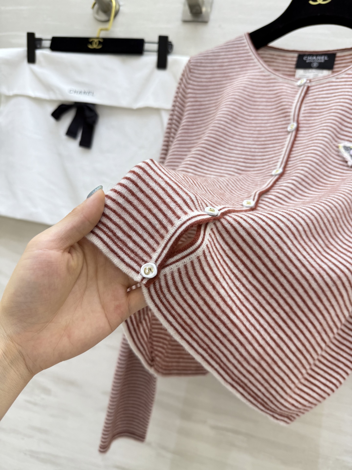 #Chane♡²⁵秋冬新款 定制羊驼毛条纹开衫外套 高品质 现货来 配送防尘袋 size：36/38/4