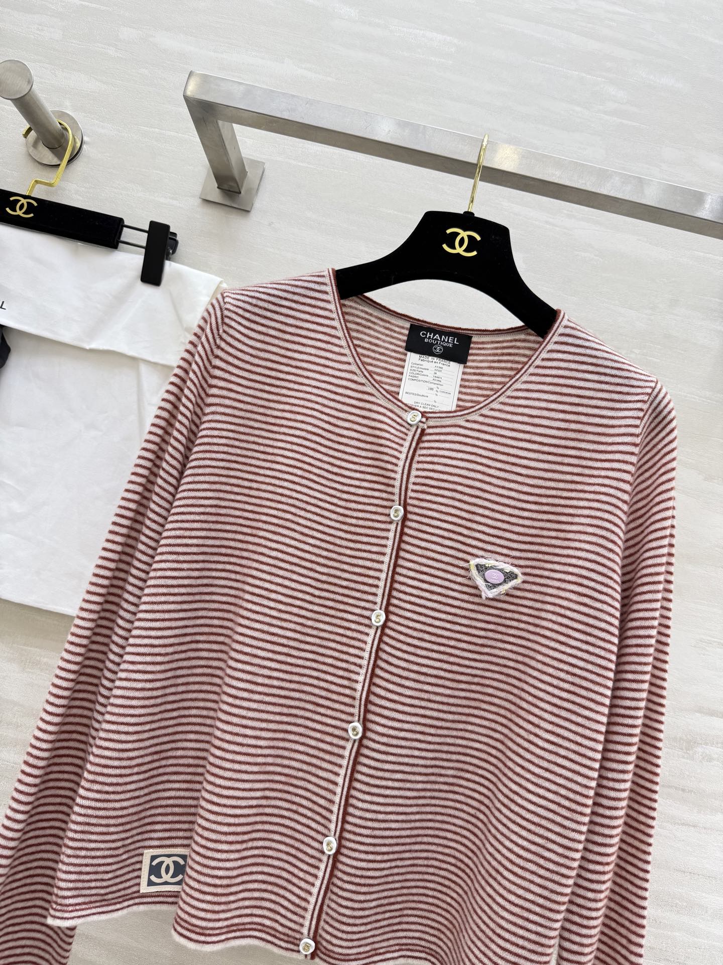 #Chane♡²⁵秋冬新款 定制羊驼毛条纹开衫外套 高品质 现货来 配送防尘袋 size：36/38/4