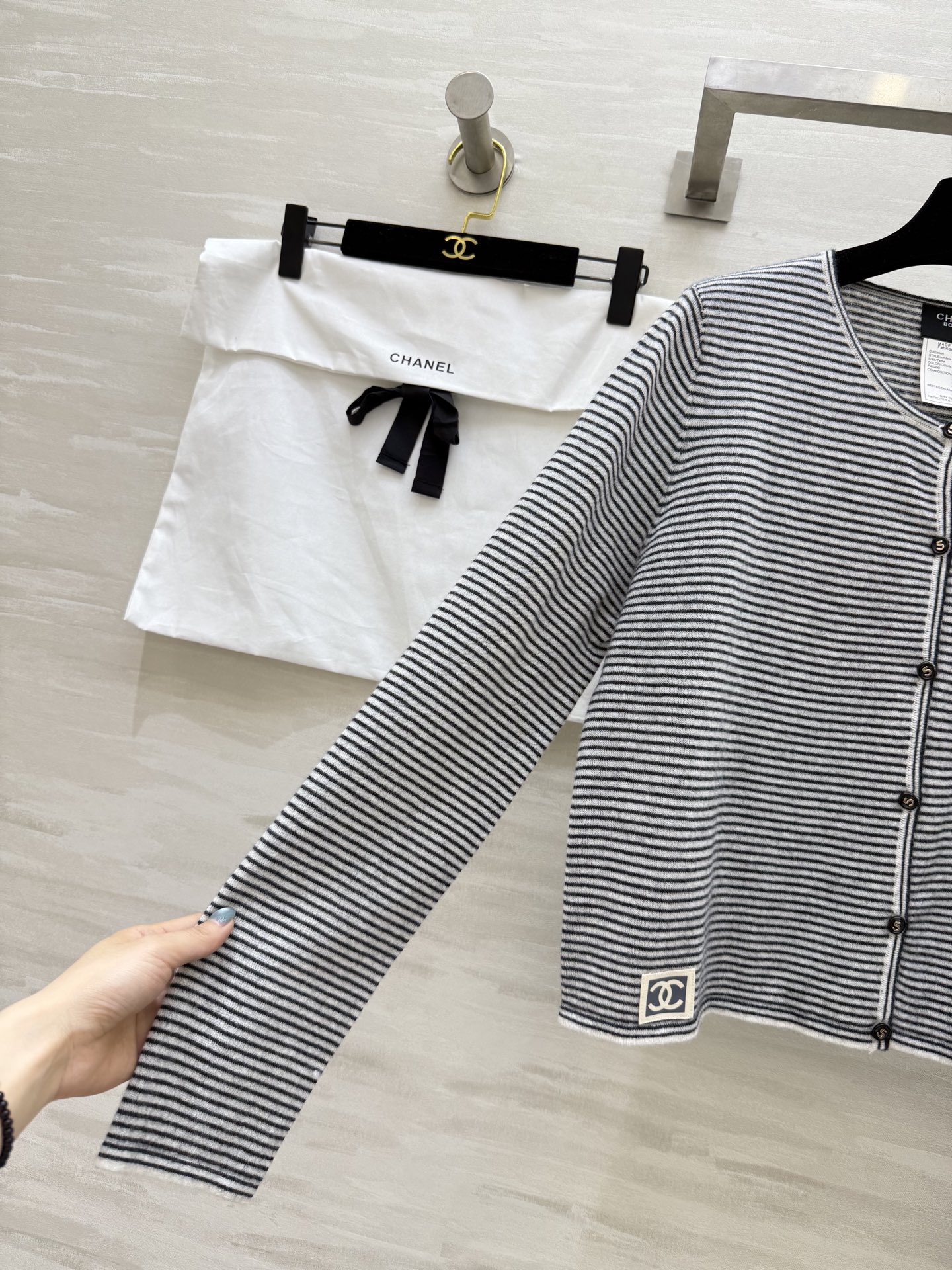 #Chane♡²⁵秋冬新款 定制羊驼毛条纹开衫外套 高品质 现货来 配送防尘袋 size：36/38/4