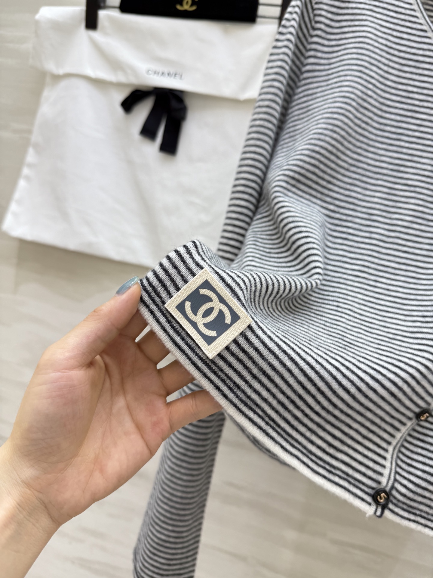 #Chane♡²⁵秋冬新款 定制羊驼毛条纹开衫外套 高品质 现货来 配送防尘袋 size：36/38/4