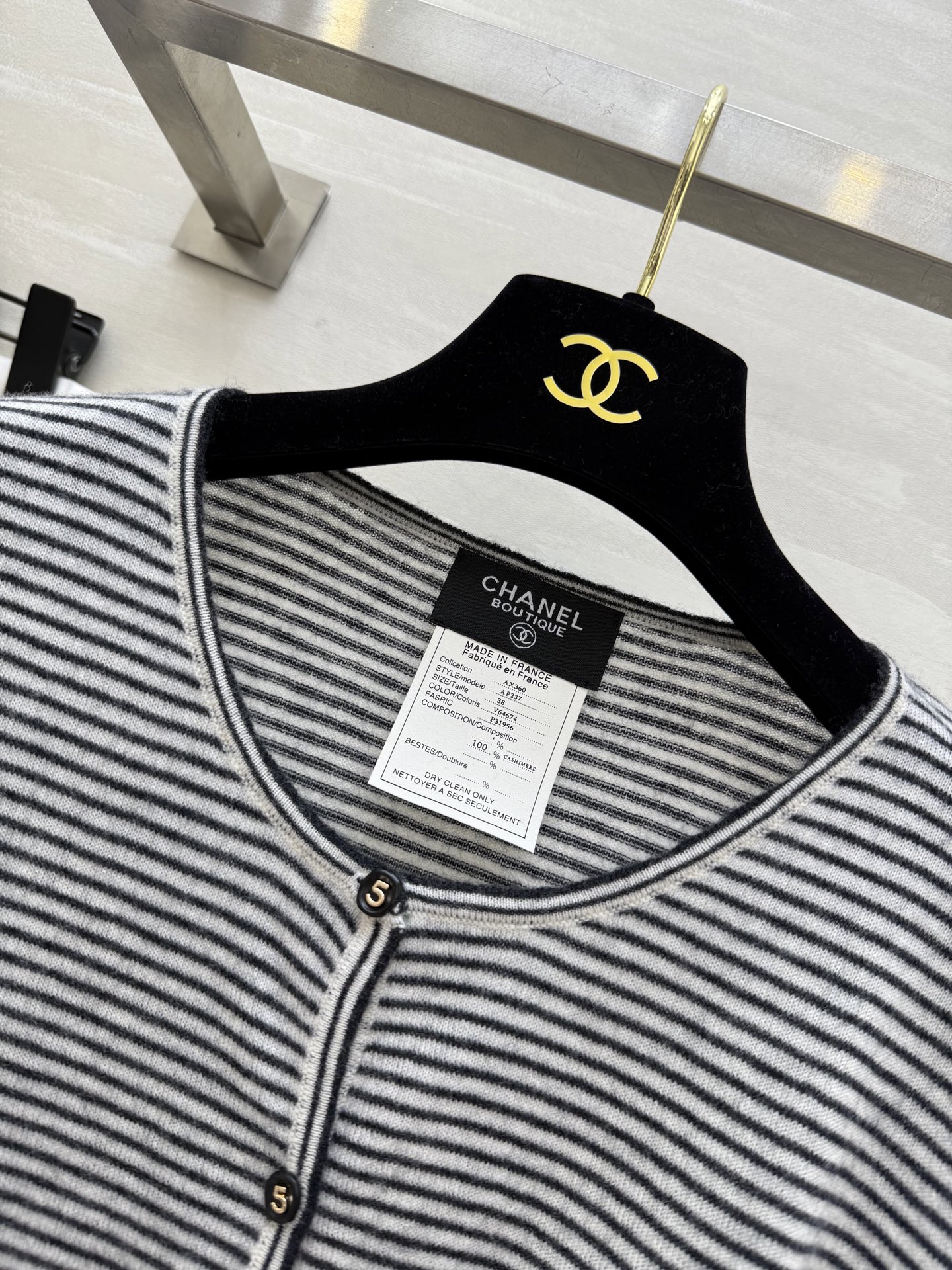 #Chane♡²⁵秋冬新款 定制羊驼毛条纹开衫外套 高品质 现货来 配送防尘袋 size：36/38/4