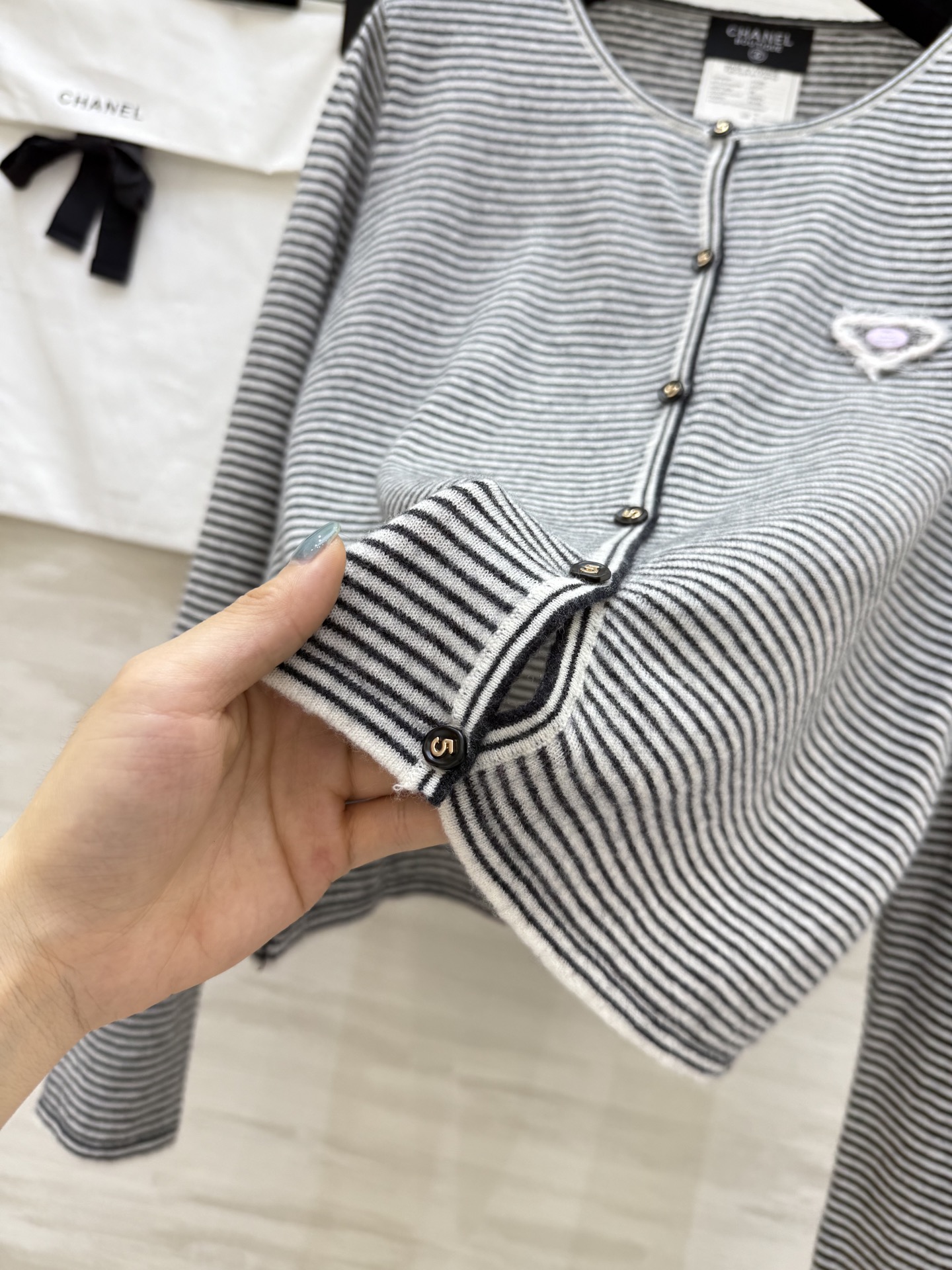 #Chane♡²⁵秋冬新款 定制羊驼毛条纹开衫外套 高品质 现货来 配送防尘袋 size：36/38/4