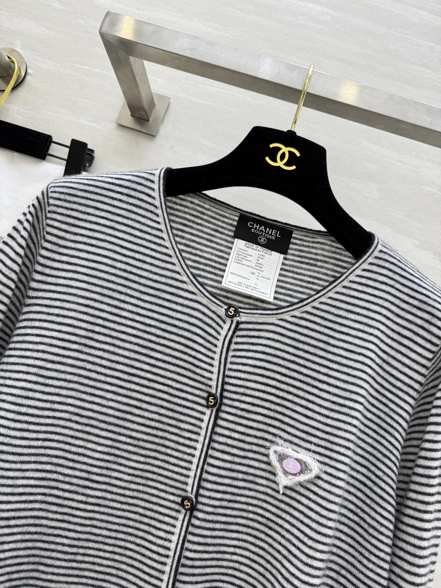 #Chane♡²⁵秋冬新款 定制羊驼毛条纹开衫外套 高品质 现货来 配送防尘袋 size：36/38/4