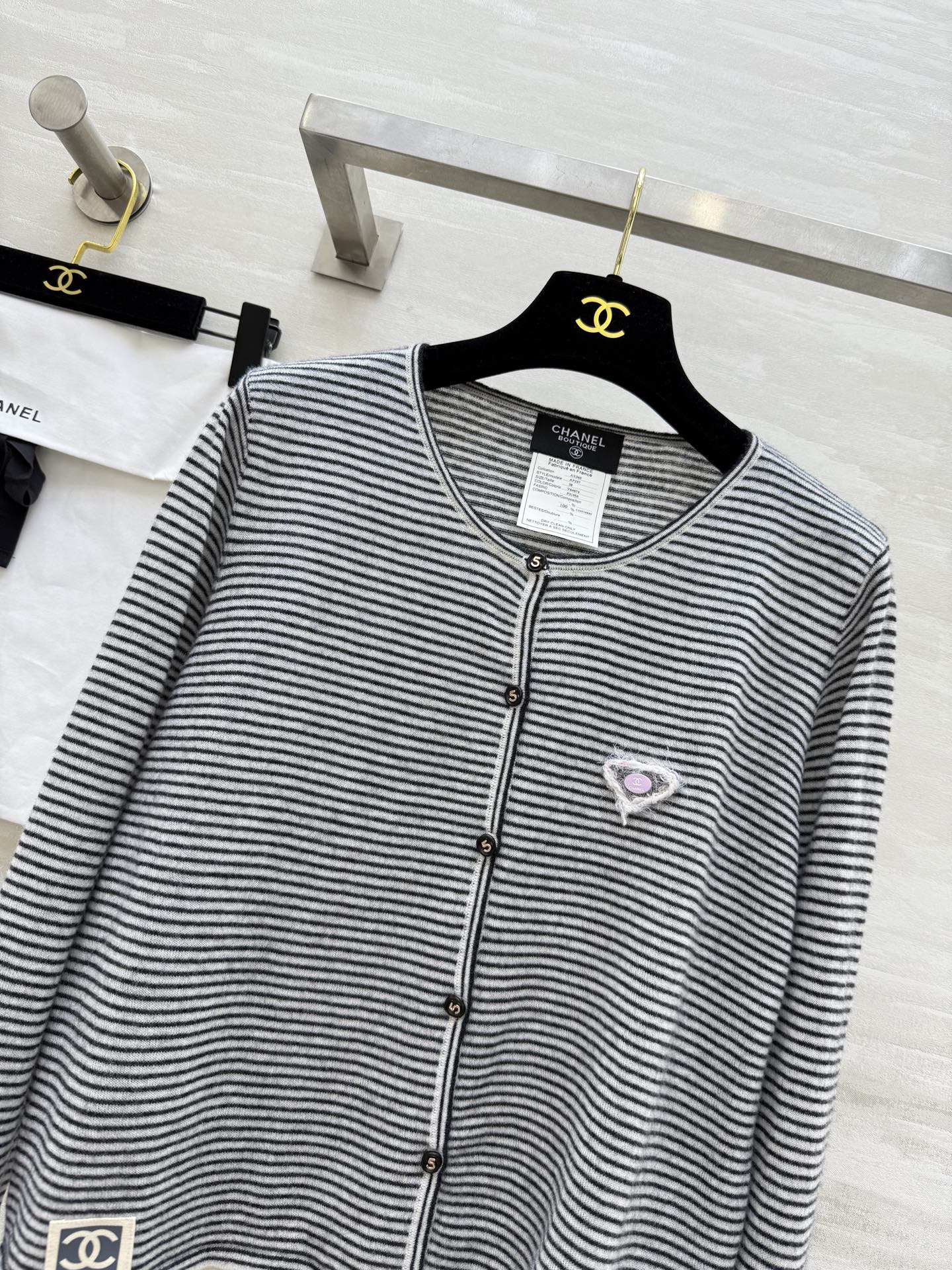 #Chane♡²⁵秋冬新款 定制羊驼毛条纹开衫外套 高品质 现货来 配送防尘袋 size：36/38/4