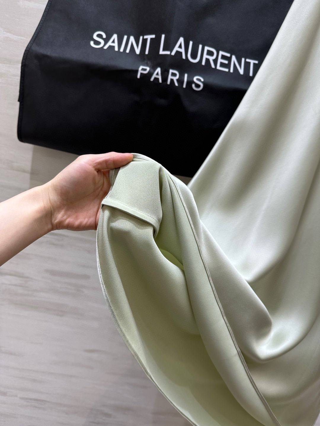 强烈推荐 超级(๑>◡<๑)爆炸款 Saint Lauren♡²⁵新品 走路带风 自带坠感 醋酸长款半裙