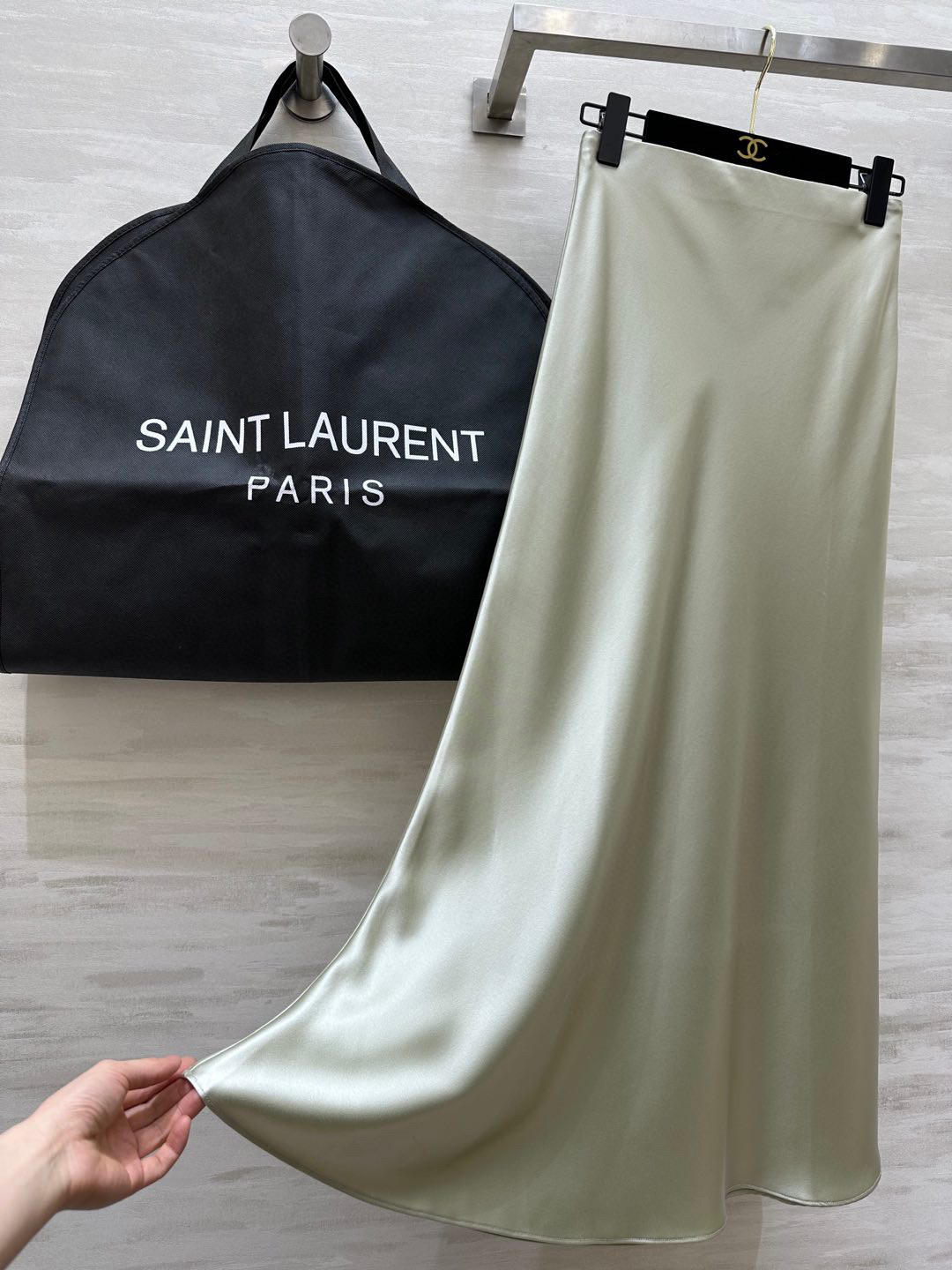 强烈推荐 超级(๑>◡<๑)爆炸款 Saint Lauren♡²⁵新品 走路带风 自带坠感 醋酸长款半裙