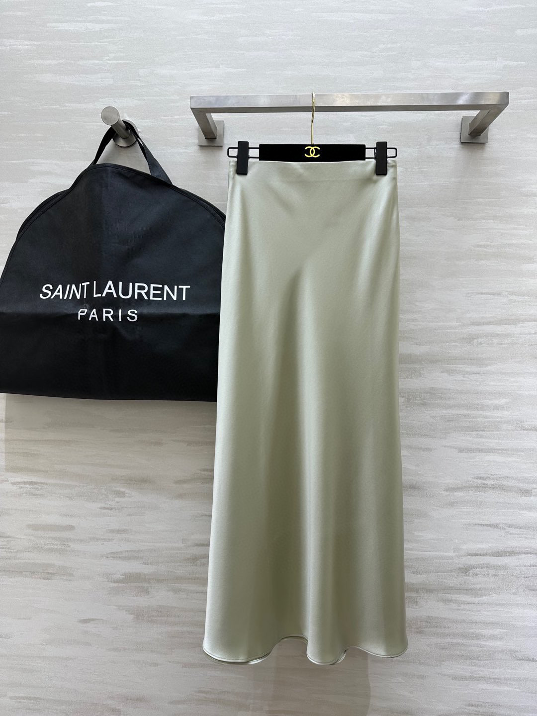 NO:548141,Highly recommended Super (><) explosive model Saint Lauren new product, walking with a style, with a pendant feel, acetic acid long skirt, minimalist and elegant temperament, three-dimensional style, versatile and not picky, and the upper body looks slim!  Imported acetic acid fabric has a delicate and comfortable texture and a super glossy feeling. It has an elastic waist and is very easy to wear!  High-quality customization Spot first-time sizeS/M/L/XL (size size 66, skirt length 97), saint laurent, skirts, alexander wang19860909强烈推荐 超级(><)爆炸款 Saint Lauren新品 走路带风 自带坠感 醋酸长款半裙 极简优雅气质 立体裁版型百搭不挑人 上身巨显瘦！进口醋酸面料 质感细腻舒适 光泽感超赞 弹力腰围松紧超好穿！高品质定制 现货首发sizeS/M/L/XL（s码腰围66,裙长97）,,saint laurent,skirts,alexander wang,Women's clothing