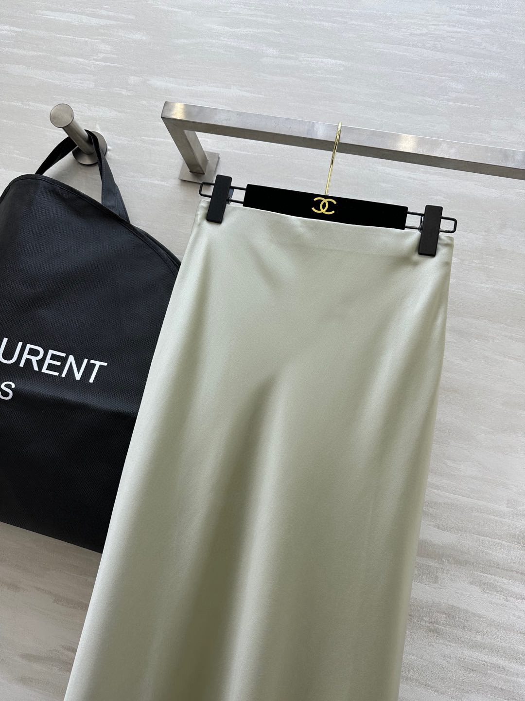 强烈推荐 超级(๑>◡<๑)爆炸款 Saint Lauren♡²⁵新品 走路带风 自带坠感 醋酸长款半裙