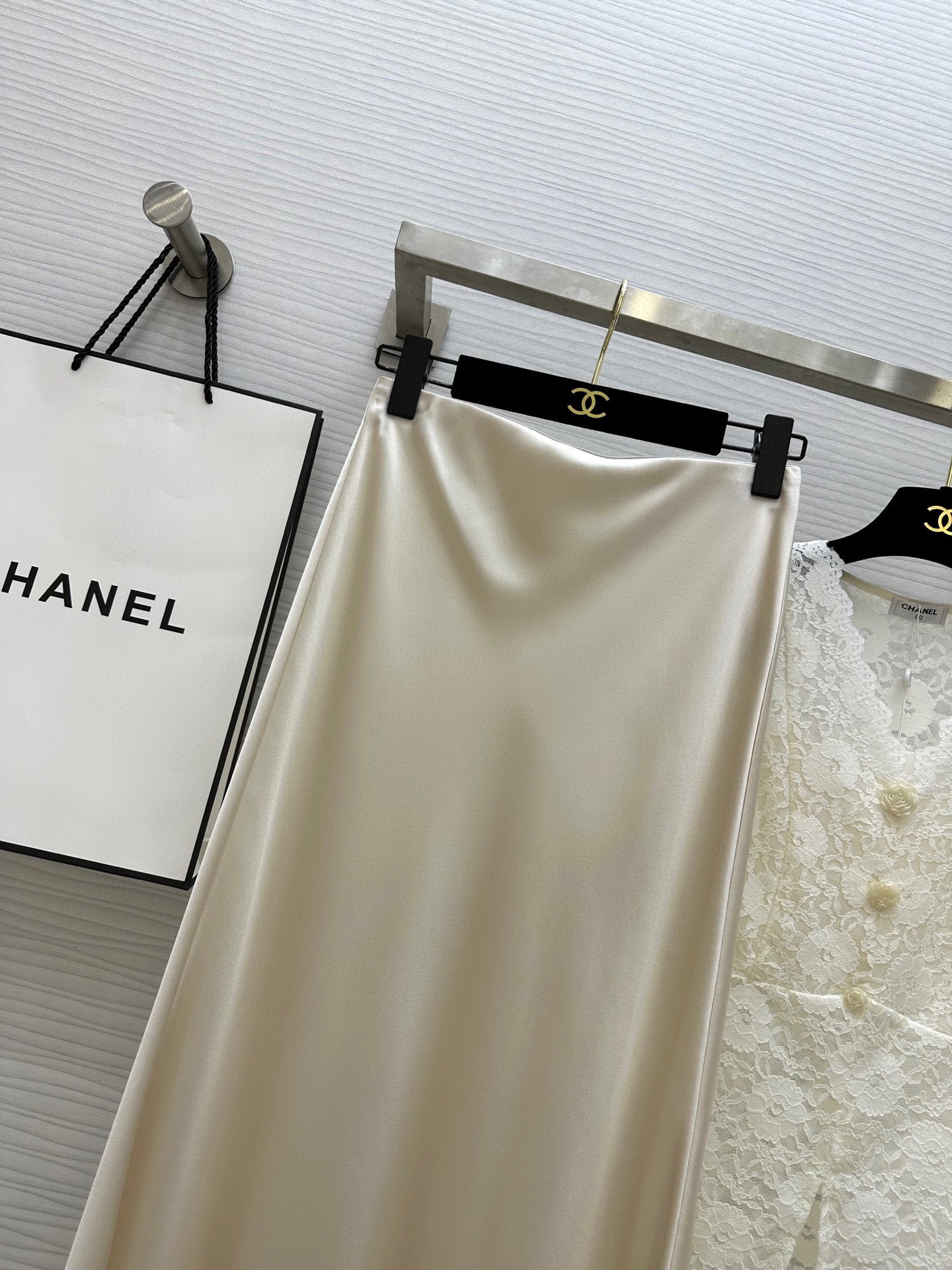 强烈推荐 超级(๑>◡<๑)爆炸款 Saint Lauren♡²⁵新品 走路带风 自带坠感 醋酸长款半裙