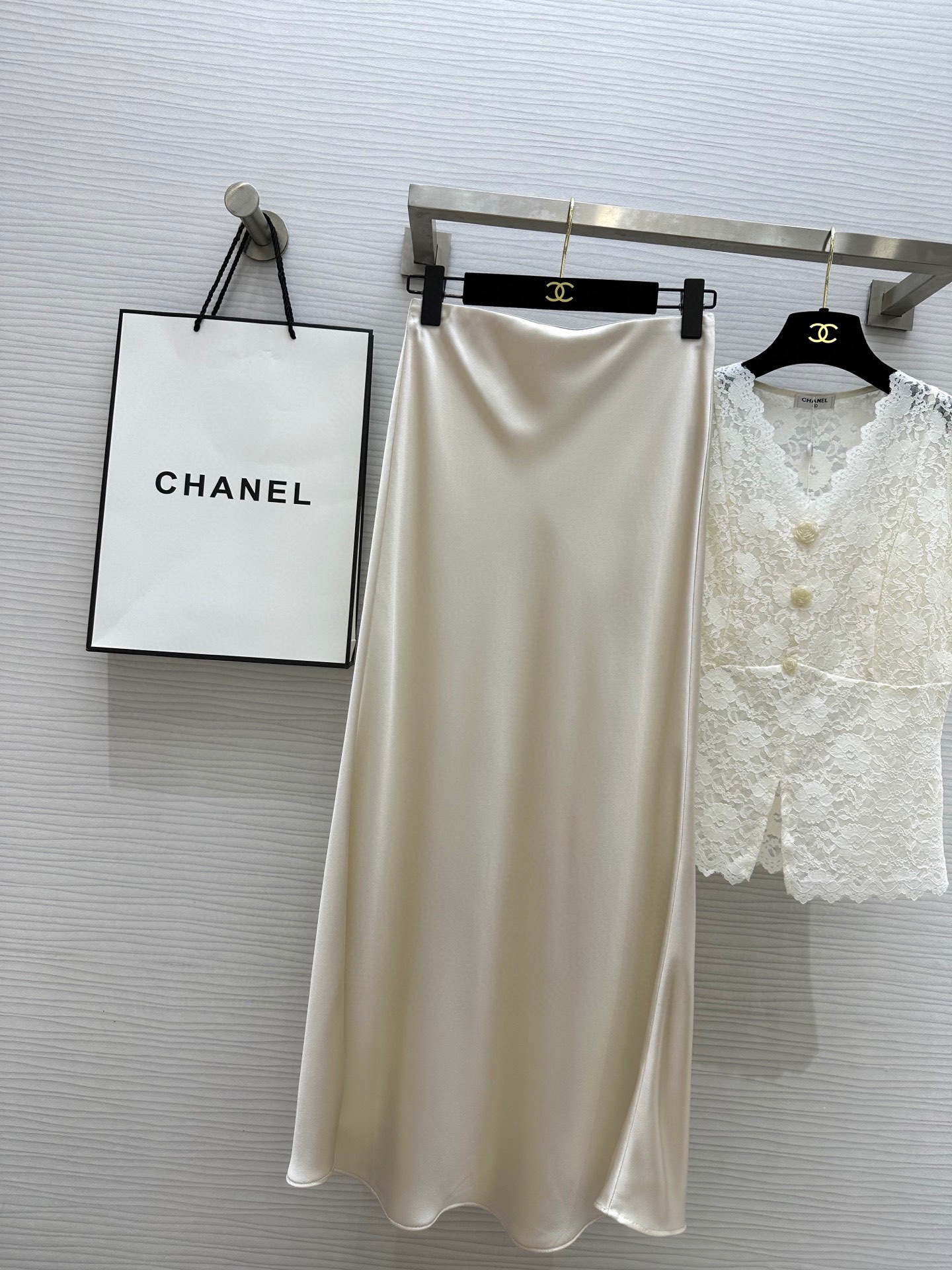 NO:548111,Highly recommended Super (><) explosive model Saint Lauren new product, walking with a style, with a pendant feel, acetic acid long skirt, minimalist and elegant temperament, three-dimensional style, versatile and not picky, and the upper body looks slim!  Imported acetic acid fabric has a delicate and comfortable texture and a super glossy feeling. It has an elastic waist and is very easy to wear!  High-quality customization Spot first-time sizeS/M/L/XL (size size 66, skirt length 97), saint laurent, skirts, alexander wang19860909强烈推荐 超级(><)爆炸款 Saint Lauren新品 走路带风 自带坠感 醋酸长款半裙 极简优雅气质 立体裁版型百搭不挑人 上身巨显瘦！进口醋酸面料 质感细腻舒适 光泽感超赞 弹力腰围松紧超好穿！高品质定制 现货首发sizeS/M/L/XL（s码腰围66,裙长97）,,saint laurent,skirts,alexander wang,Women's clothing