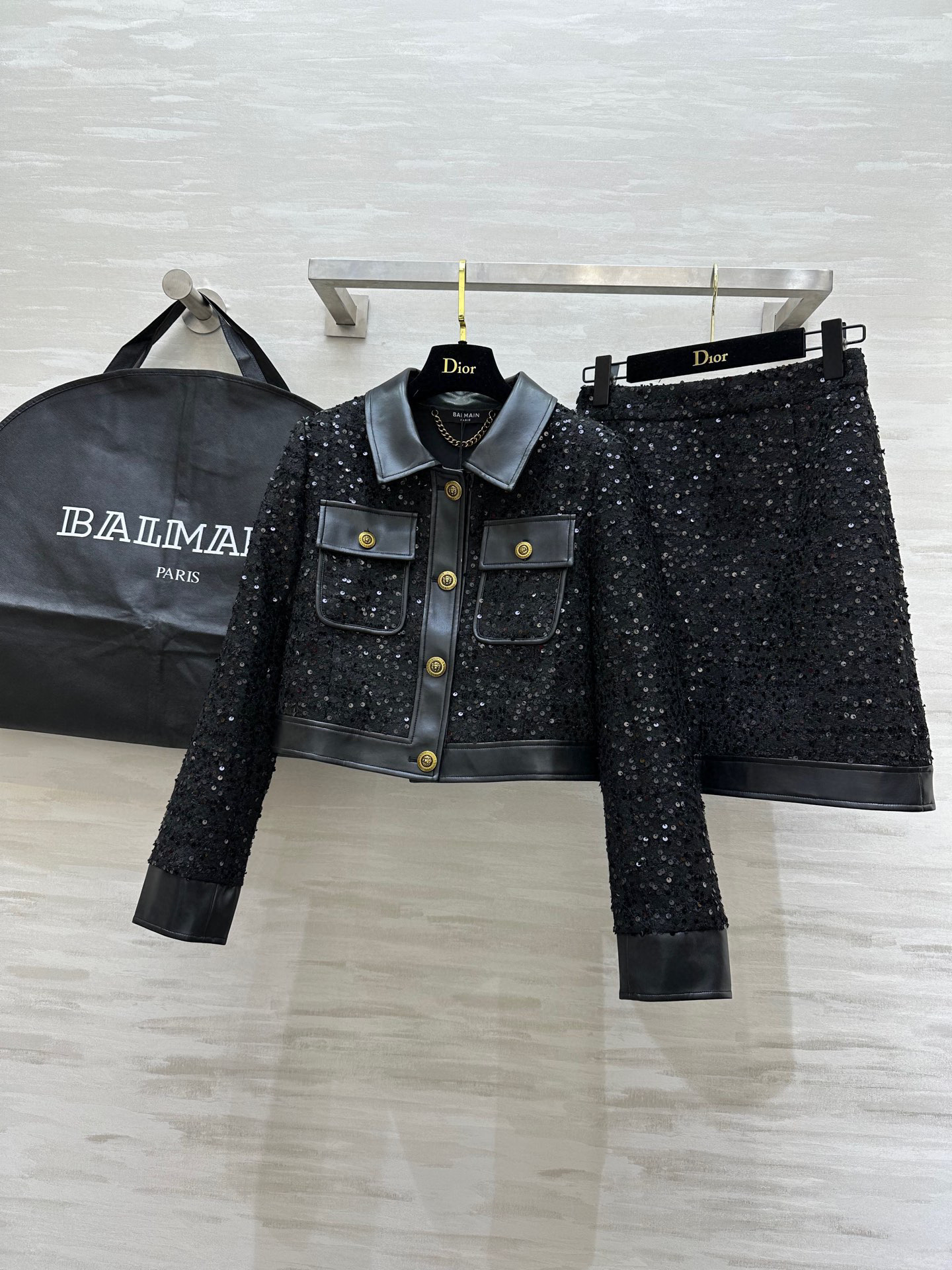NO:548152,#BALMAI Heavy Industry Bead Tablet Set Environmentally friendly leather splicing embellishment modern and fashionable Shining Bead Tablet BulingBuling Three-dimensional tailoring top body looks very slim High-quality customization Spot sizeS/M/L (size s size 37 shoulder width, bust 92, 49 length, skirt waist 68, skirt length 47), ,balmain, skirt 68, skirt length 47), ,balmain, skirt ,alexander wang19860909#BALMAI重工珠片套装 环保皮拼接点缀摩登时髦 闪耀珠片BulingBuling 立体剪裁版型上身非常显瘦 高品质定制 现货首发sizeS/M/L（s码肩宽37,胸围92,衣长49,半裙腰围68,裙长47）,,balmain,skirts,alexander wang,Women's clothing