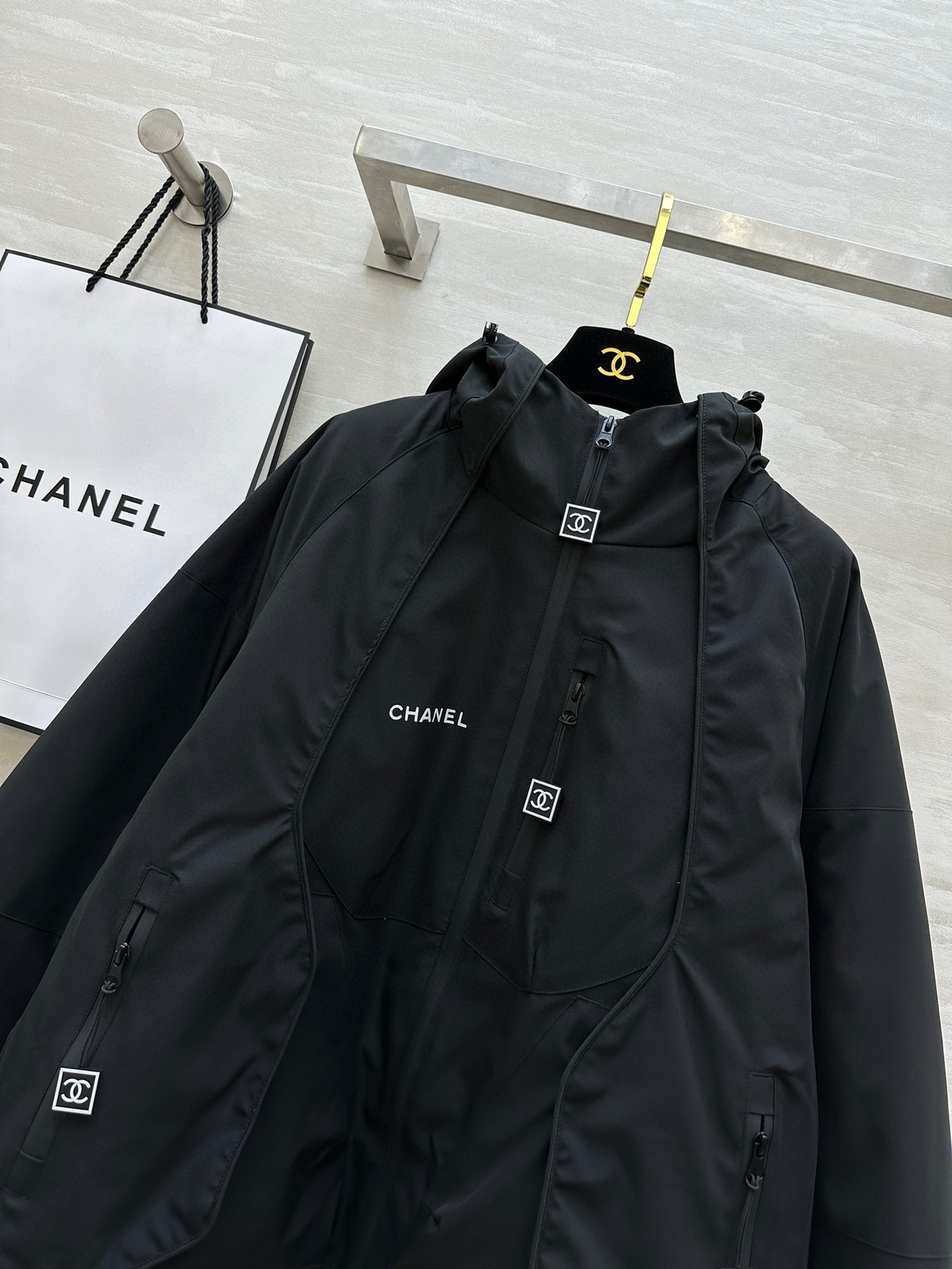 #𝗖𝗛𝗔𝗡𝗘𝗟²⁵秋冬新款 中古系列连帽羽绒棉冲锋衣外套 后背logo超级时髦 超级好看 男女同款哦！ 