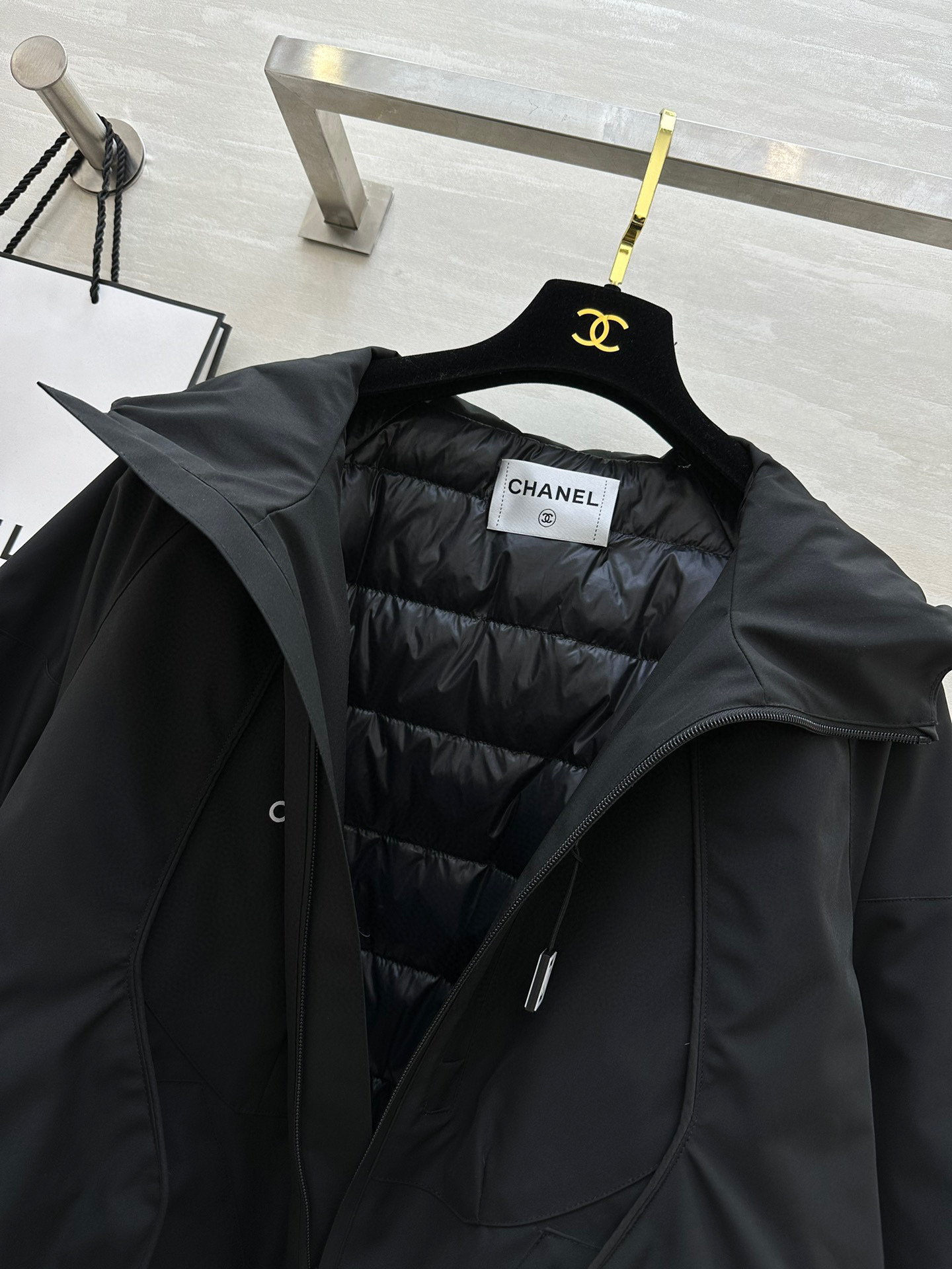 #𝗖𝗛𝗔𝗡𝗘𝗟²⁵秋冬新款 中古系列连帽羽绒棉冲锋衣外套 后背logo超级时髦 超级好看 男女同款哦！ 