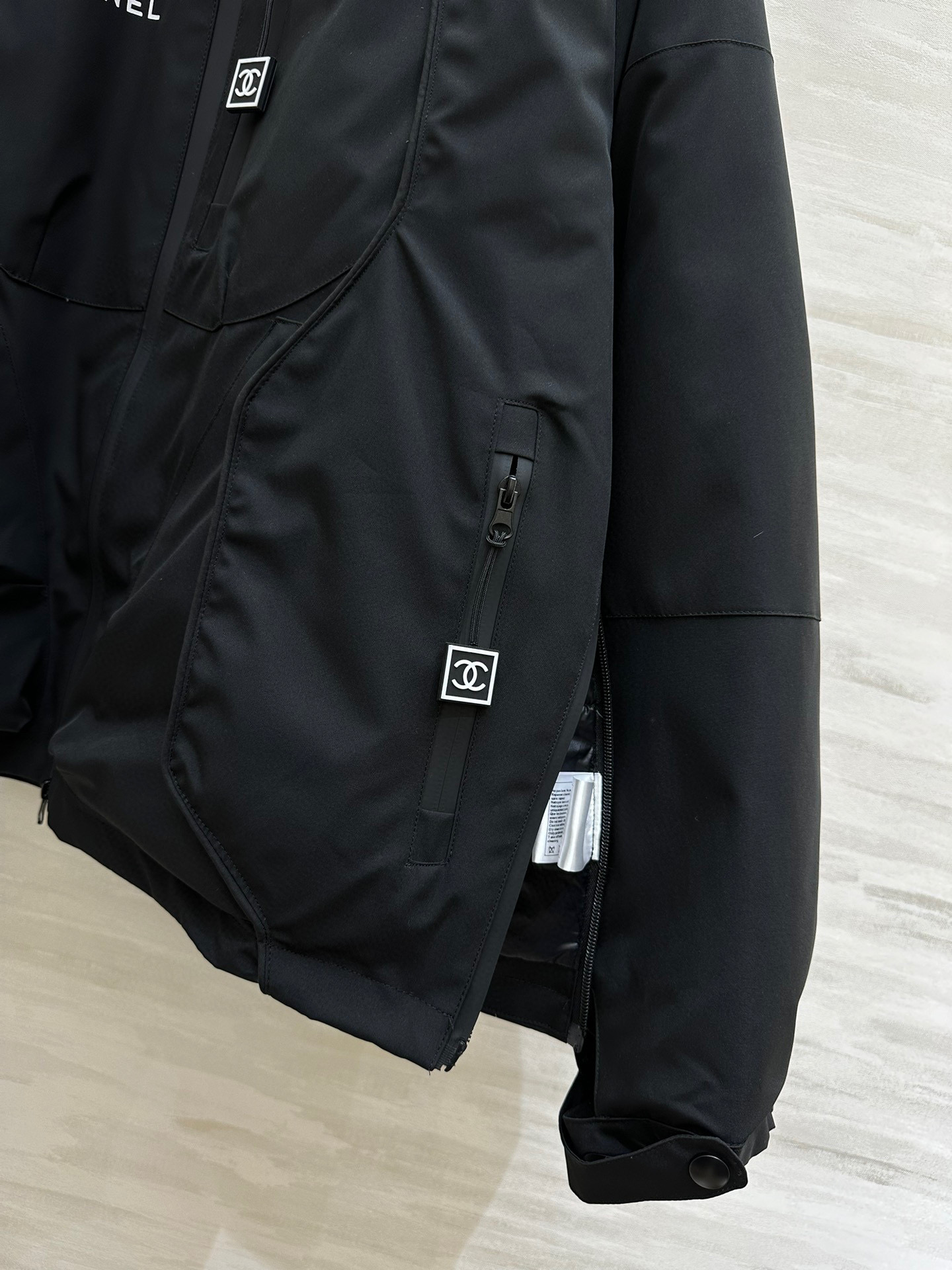 #𝗖𝗛𝗔𝗡𝗘𝗟²⁵秋冬新款 中古系列连帽羽绒棉冲锋衣外套 后背logo超级时髦 超级好看 男女同款哦！ 